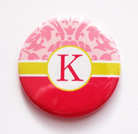 Monogramm Taschenspiegel, Benutzerdefinierte Monogramm, Spiegel, Geldbörsenspiegel, Brautpartybevorzugung, Brautjungferngeschenk, Hot Pink | 3488 von Etsy - KellysMagnets