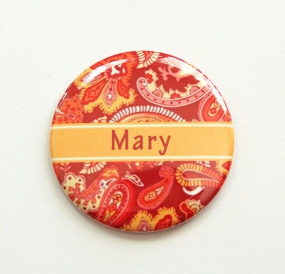 Personalisierter Paisley Taschenspiegel, Personalisierbares Geschenk, Geldbörsenspiegel, Rot Orange | 3900 von Etsy - KellysMagnets