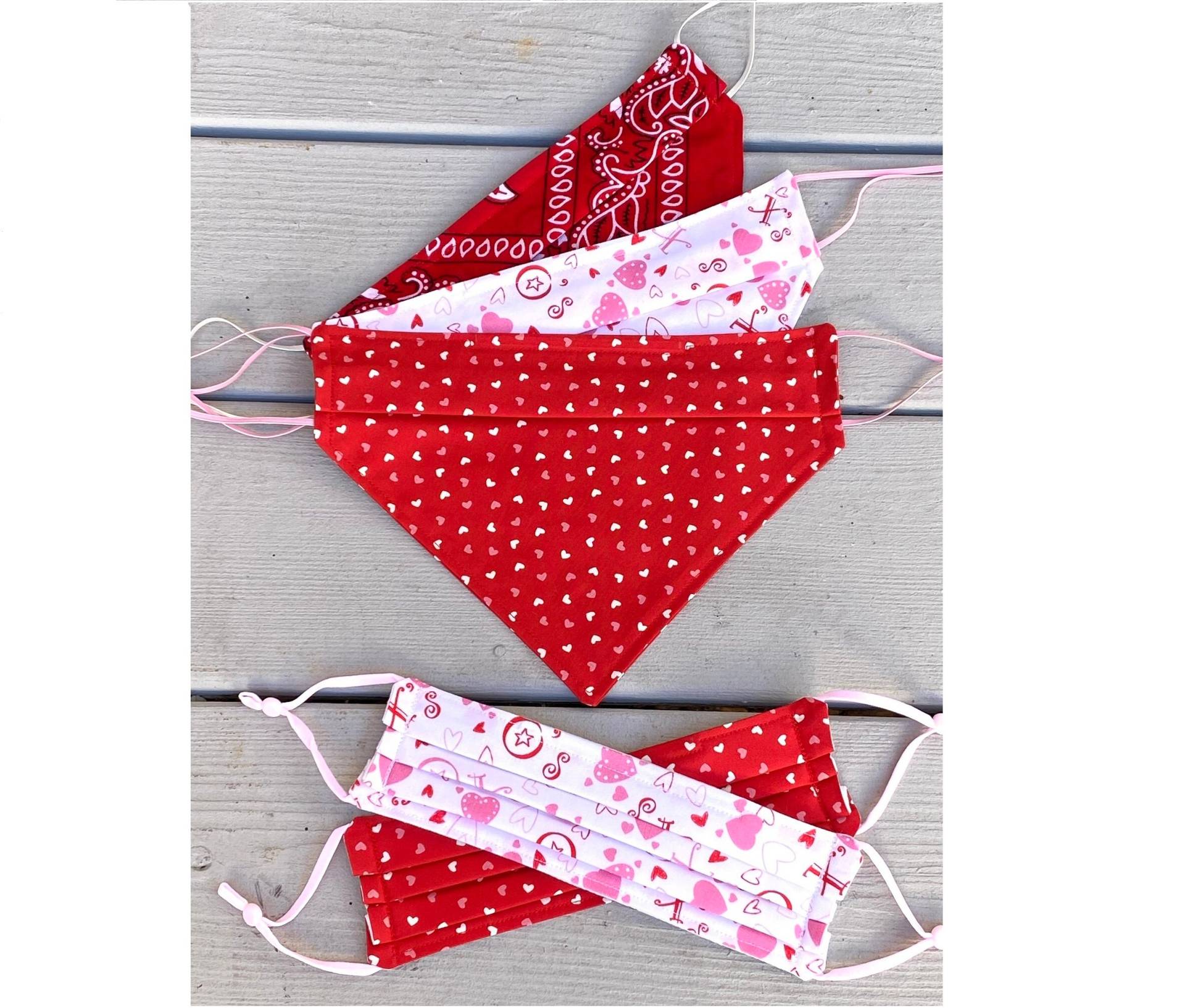 Valentine, 2-Lagige Bandana - Oder Faltenmaske Mit Verstellbaren Ohrschlaufen & Nasendraht, Passt Von 12" Bis 16" Ohr Zu Ohr, 100% Baumwolle, Wendbar Valentine, 2-Lagige Bandana - Oder Faltenmaske Mit Verstellbaren Ohrschlaufen & Nasendraht, Passt Von 12" Bis 16" Ohr Zu Ohr, 100% Baumwolle, Wendbar von Etsy - KellysShowBowsandSew