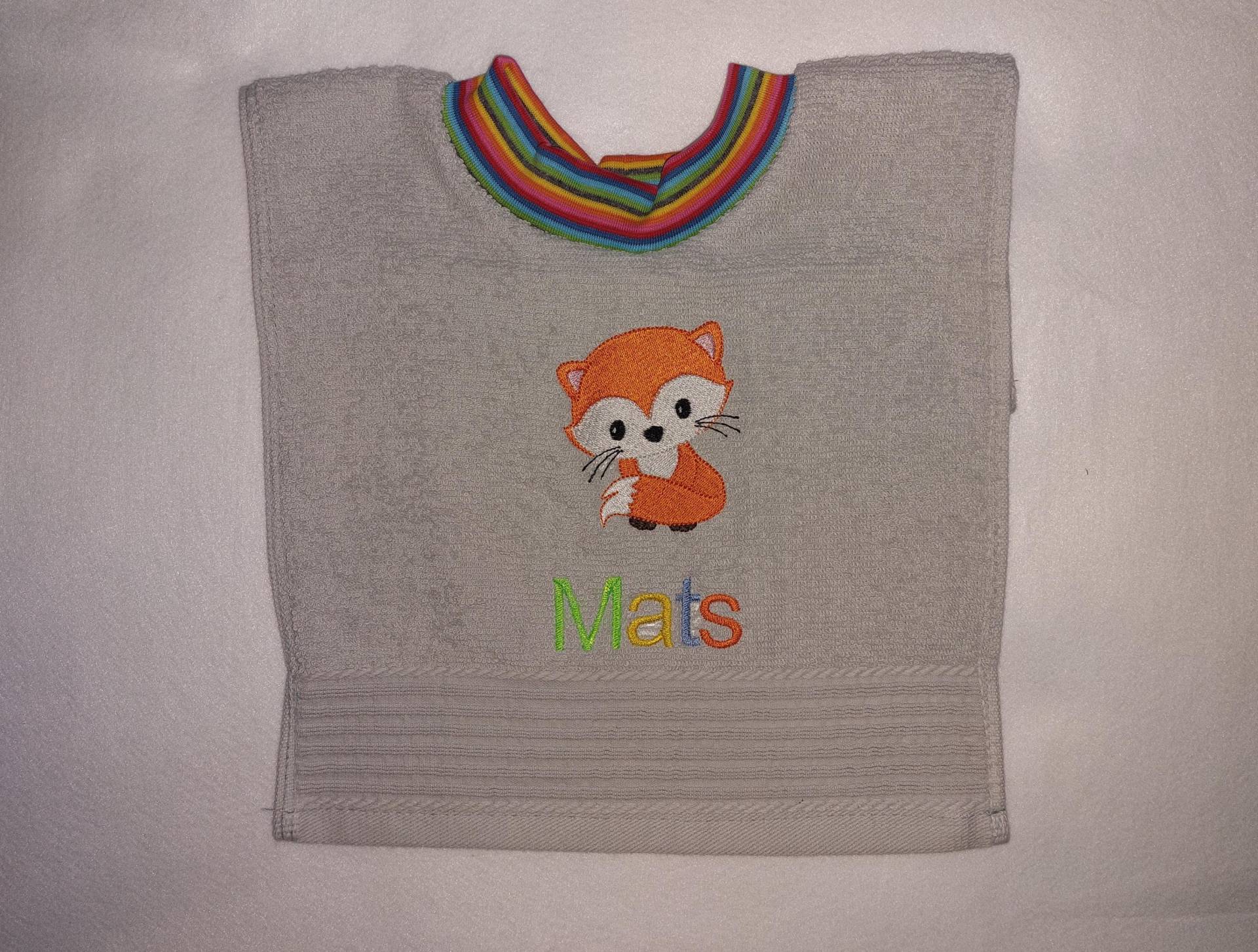 Handtuch Lätzchen Mit Namen Und Stickbild Sabberlatz von Etsy - KerstinsStickdateien