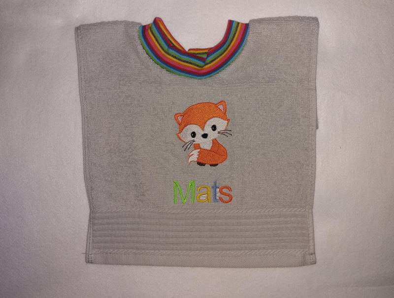 Handtuch Lätzchen Mit Namen Und Stickbild Sabberlatz von Etsy - KerstinsStickdateien