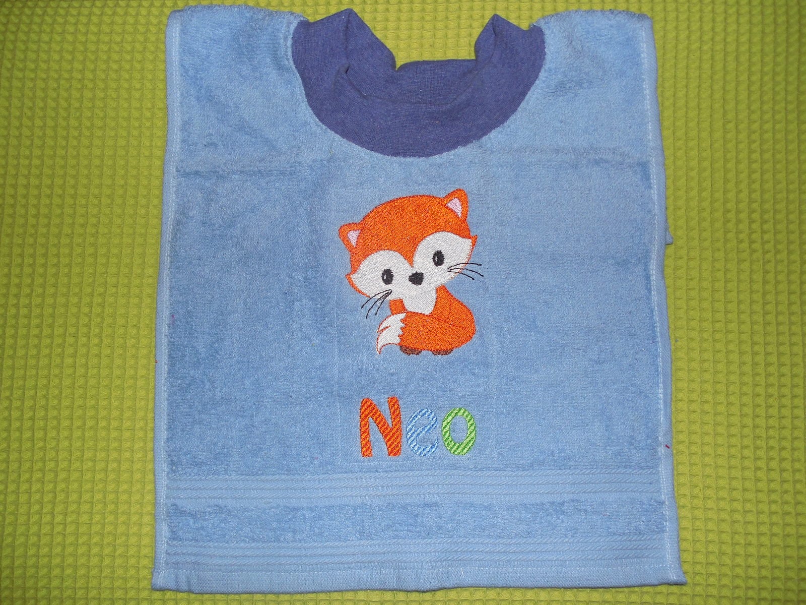 Handtuch Lätzchen Mit Namen Und Stickbild Sabberlatz von Etsy - KerstinsStickdateien