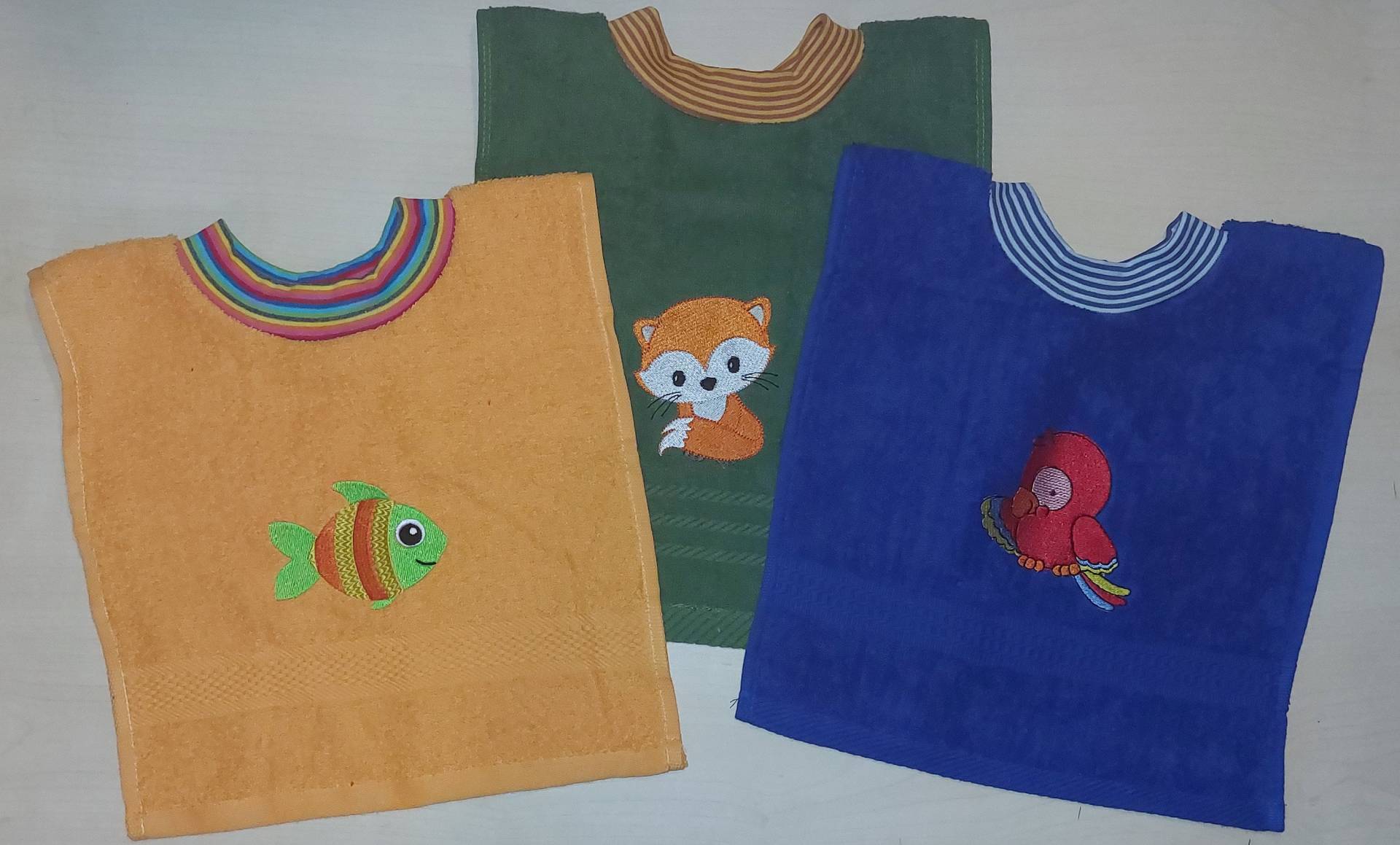 Handtuch Lätzchen Mit Stickbild Sabberlatz von Etsy - KerstinsStickdateien