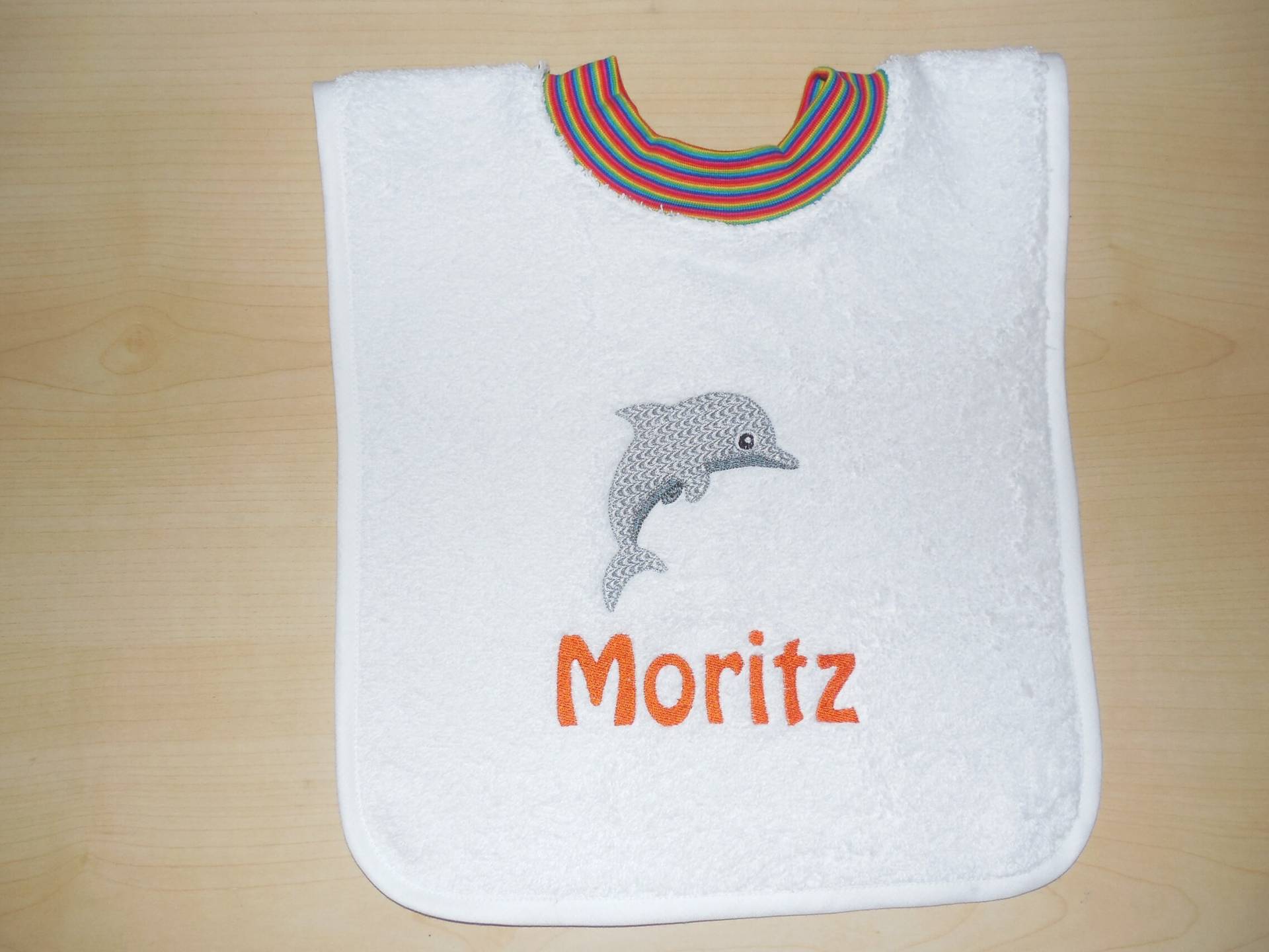 Handtuch Lätzchen in Weiß Mit Namen Und Stickbild Sabberlatz von Etsy - KerstinsStickdateien