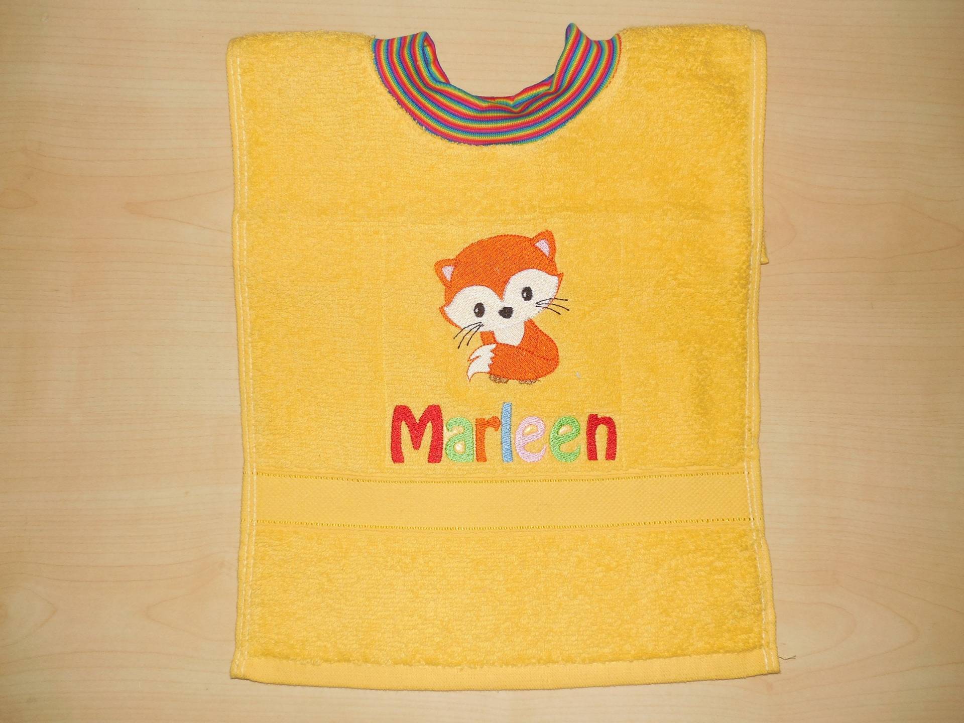 Handtuch Schlupflätzchen Lätzchen Mit Namen Und Stickbild Sabberlatz von Etsy - KerstinsStickdateien