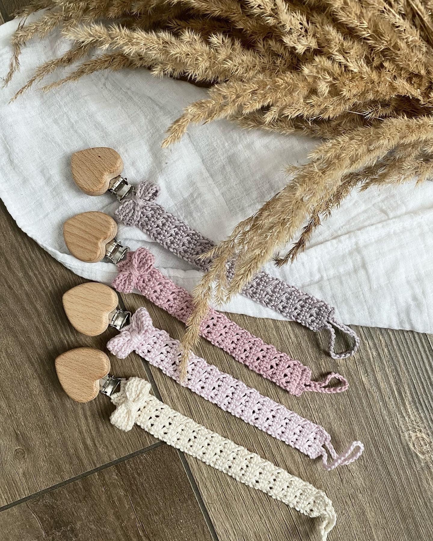 Schnullerkette Personalisiert Mit Namen, Gehäkelt, Schleife Schnullerkette Personalisiert Mit Namen, Gehäkelt, Schleife von Etsy - KiLiLuNi