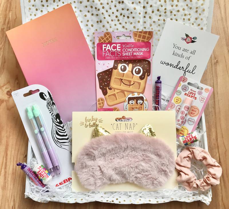Weihnachtsgeschenk-Korb | Kleine Mädchen Geburtstagsbox Verwöhnen Box Gastgeschenke Verwöhnkorb Für Zum Geburtstag von Etsy - KinaandFee