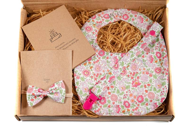 Liberty Of London Baby Geschenk Set/Neues Floral Print Lätzchen Shower Essentials von Etsy - KinariNY