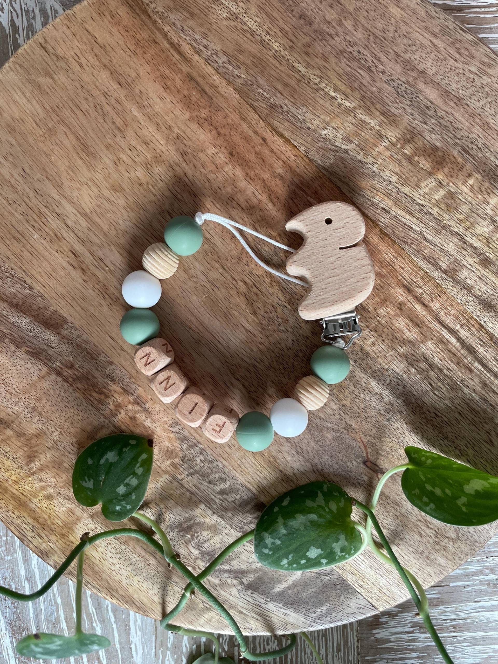 Schnullerkette | Mit Namen Personalisiert Junge Boy| Kaki Holz Elefant Geburt Taufe von Etsy - KleineKreativeWunder