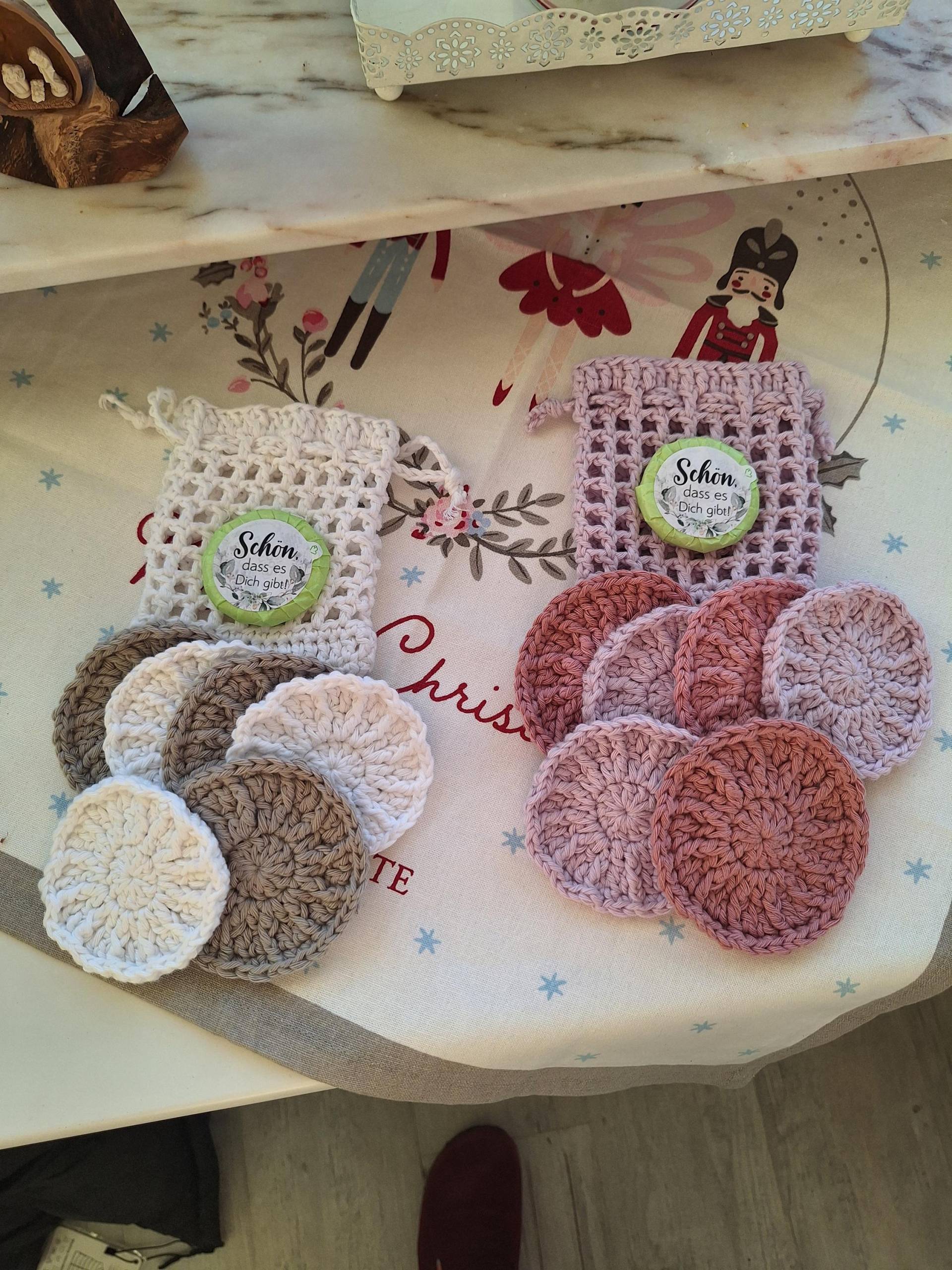 Abschminkpads Kosmetikpads Gehäkelt Im Säckchen Seifenretter Seifensäckchen Rosa Weiß Scrubbies Für Peeling Wieder Verwendbar Set 6 Stück von Etsy - KleineSeligkeiten