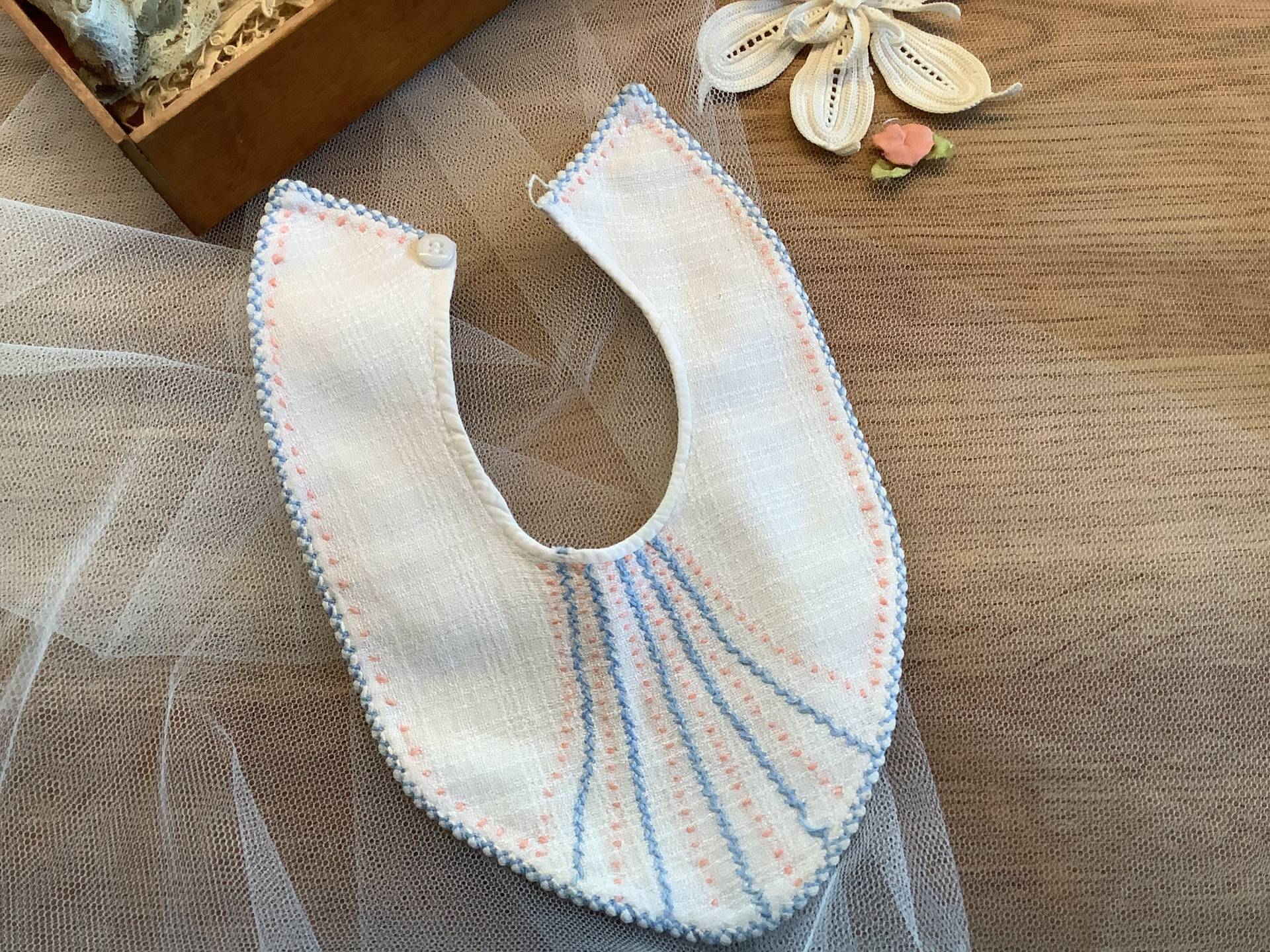 Schönes Besticktes Kinderlätzchen Schönes Besticktes Kinderlätzchen von Etsy - KleineWerteDinge