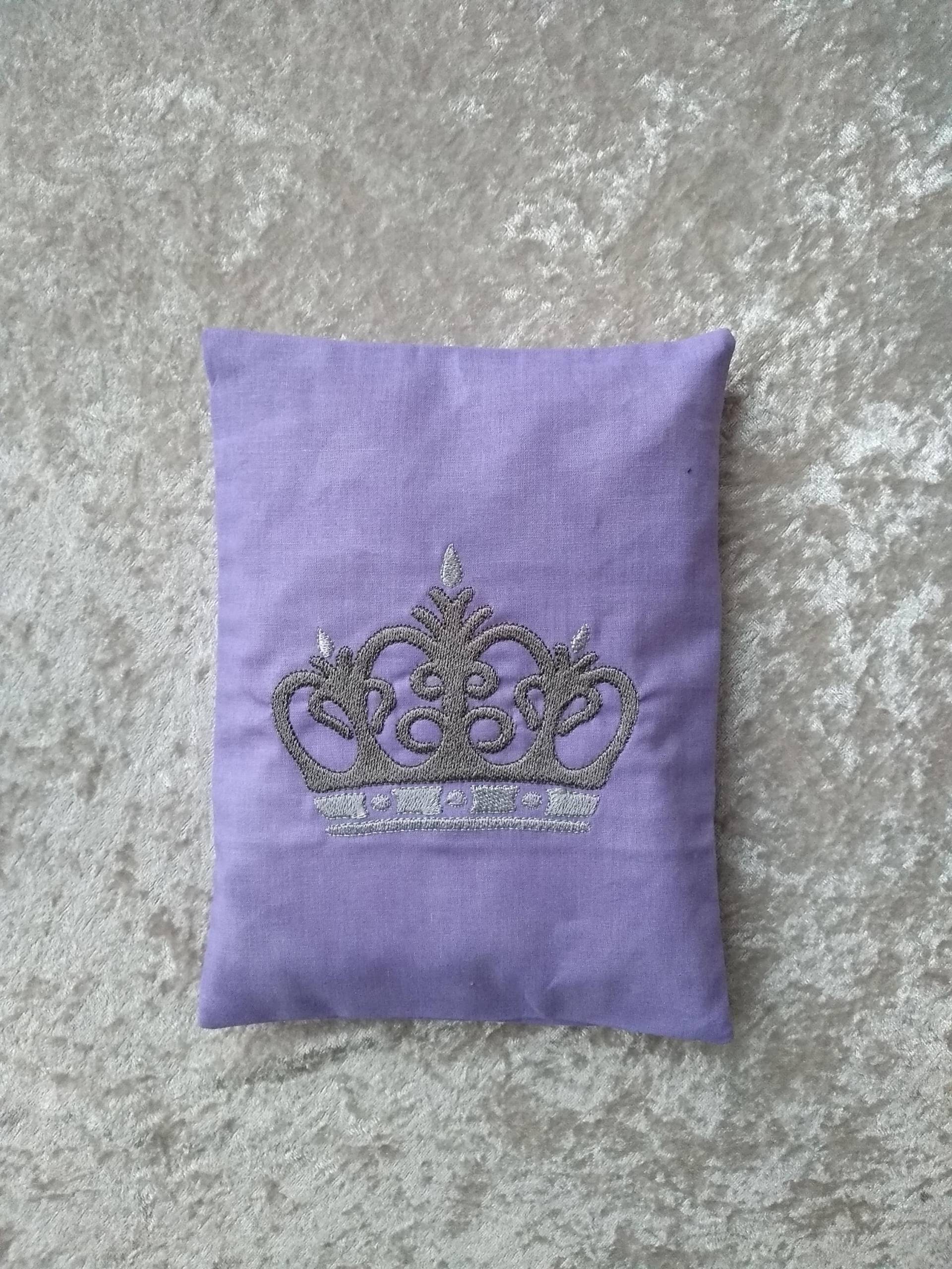 Wärmekissen, Kronen-stickerei, Hell-Lila Wärmekissen, Kronen-stickerei, Hell-Lila von Etsy - KleineWohlmanufaktur