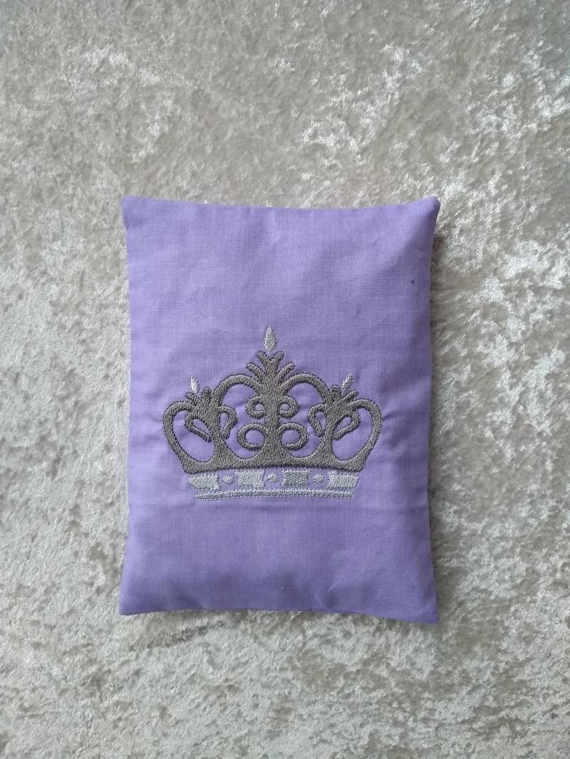 Wärmekissen, Kronen-stickerei, Hell-Lila von Etsy - KleineWohlmanufaktur