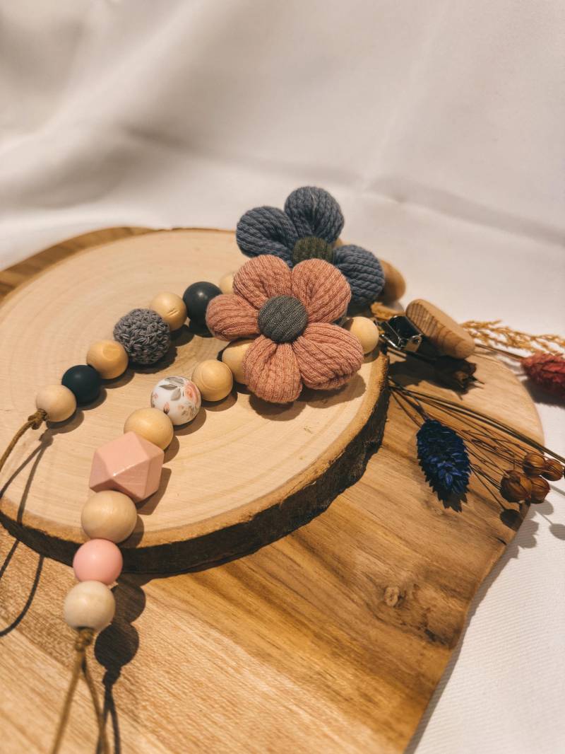 Schnullerkette Aus Holz Mit Blume Stoff | Rosa Grau von Etsy - KleinerPerlenzauber