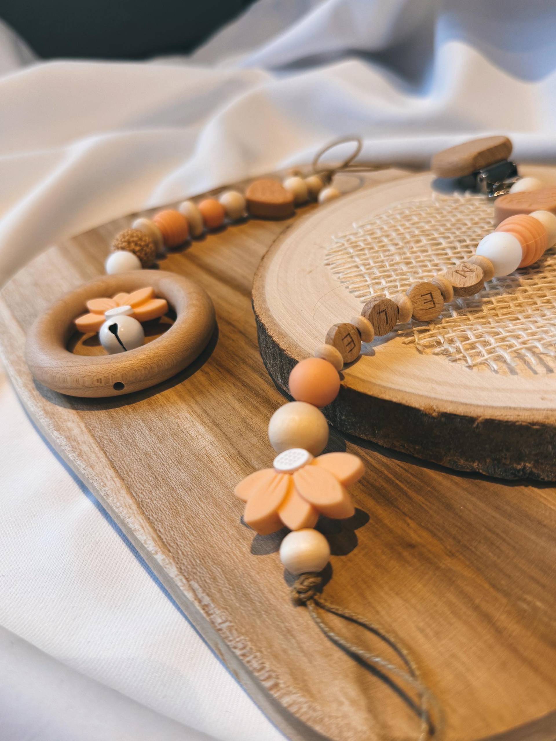 Schnullerkette Personalisiert | Babyschalenanhänger Herz Und Blüte von Etsy - KleinerPerlenzauber