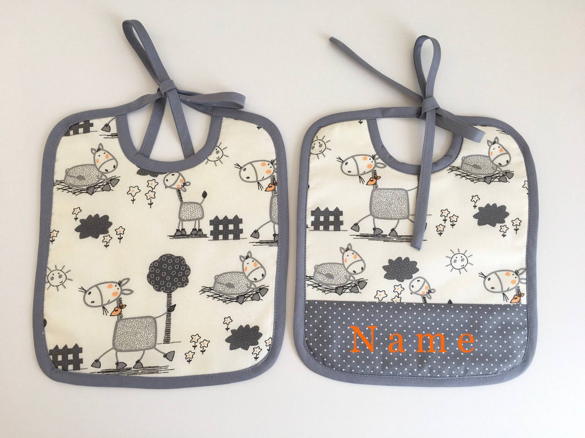 2Er Set , Lätzchen Mit Wunschname„ Pferdchen" 2Er Set , Lätzchen Mit Wunschname„ Pferdchen" von Etsy - KleinesAtelier