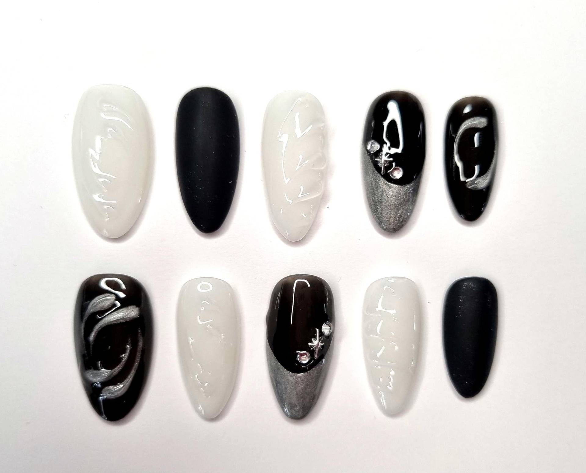 Handgemachte Press-On Nägel | Wiederverwendbare Fake Nails Maßanfertigung Nageldesign Nach Wunsch Black & White Handgemachte Press-On Nägel | Wiederverwendbare Fake Nails Maßanfertigung Nageldesign Nach Wunsch Black & White von Etsy - KlimBimbySophie