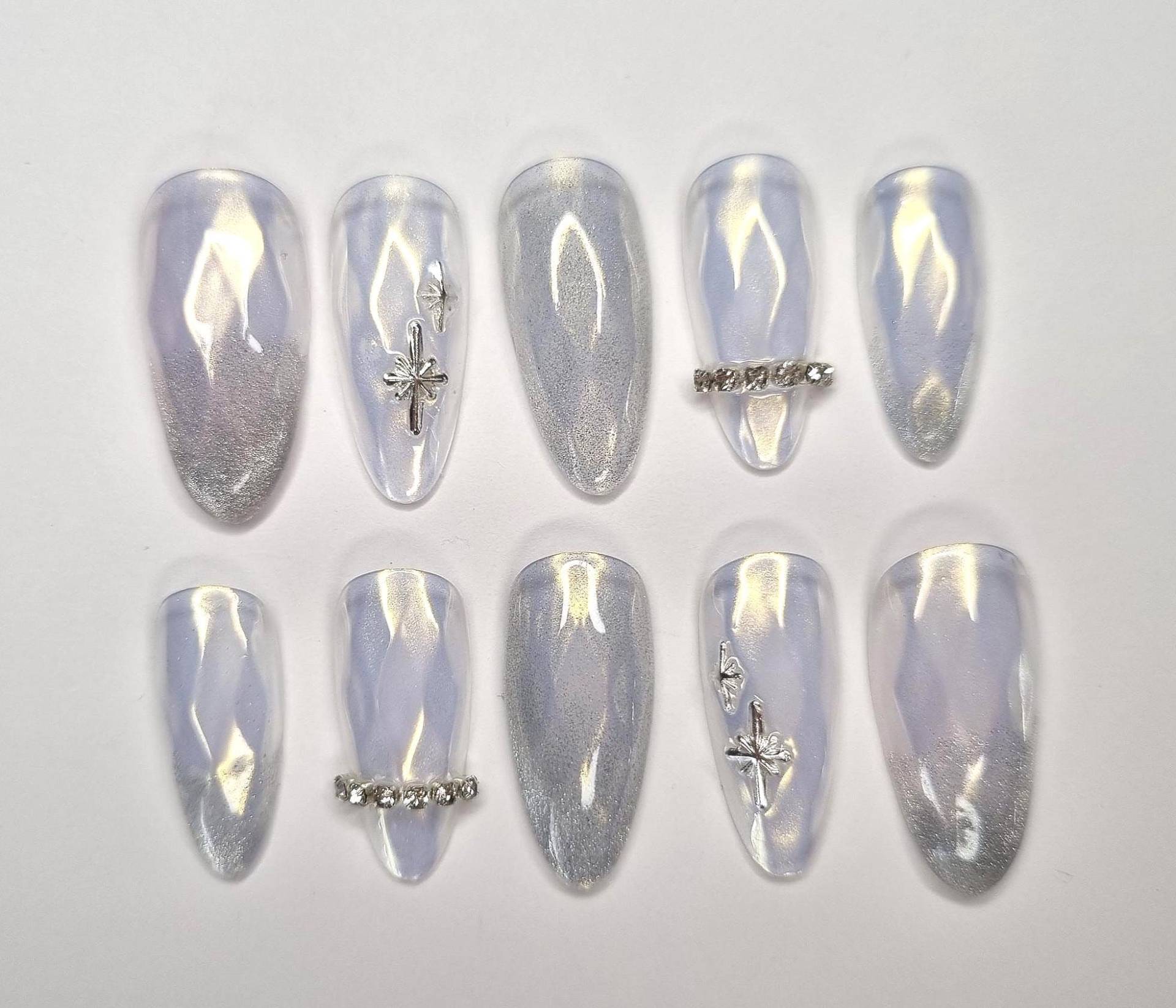 Handgemachte Press-On Nägel | Wiederverwendbare Fake Nails Maßanfertigung Nageldesign Nach Wunsch Diamant Silber Cat Eye Handgemachte Press-On Nägel | Wiederverwendbare Fake Nails Maßanfertigung Nageldesign Nach Wunsch Diamant Silber Cat Eye von Etsy - KlimBimbySophie