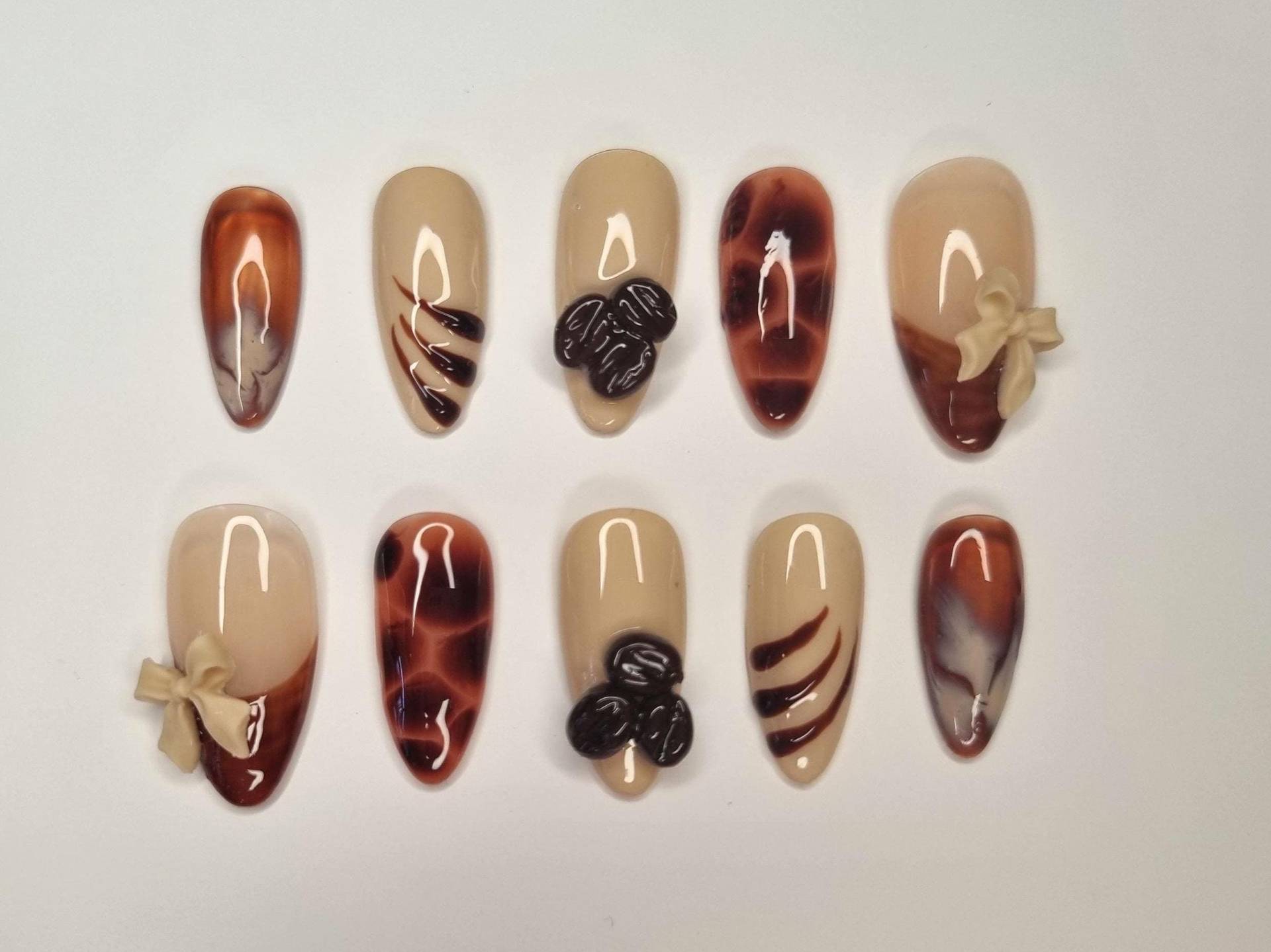 Handgemachte Press-On Nägel | Wiederverwendbare Fake Nails Maßanfertigung Nageldesign Nach Wunsch Mokka Latte Braun Handgemachte Press-On Nägel | Wiederverwendbare Fake Nails Maßanfertigung Nageldesign Nach Wunsch Mokka Latte Braun von Etsy - KlimBimbySophie