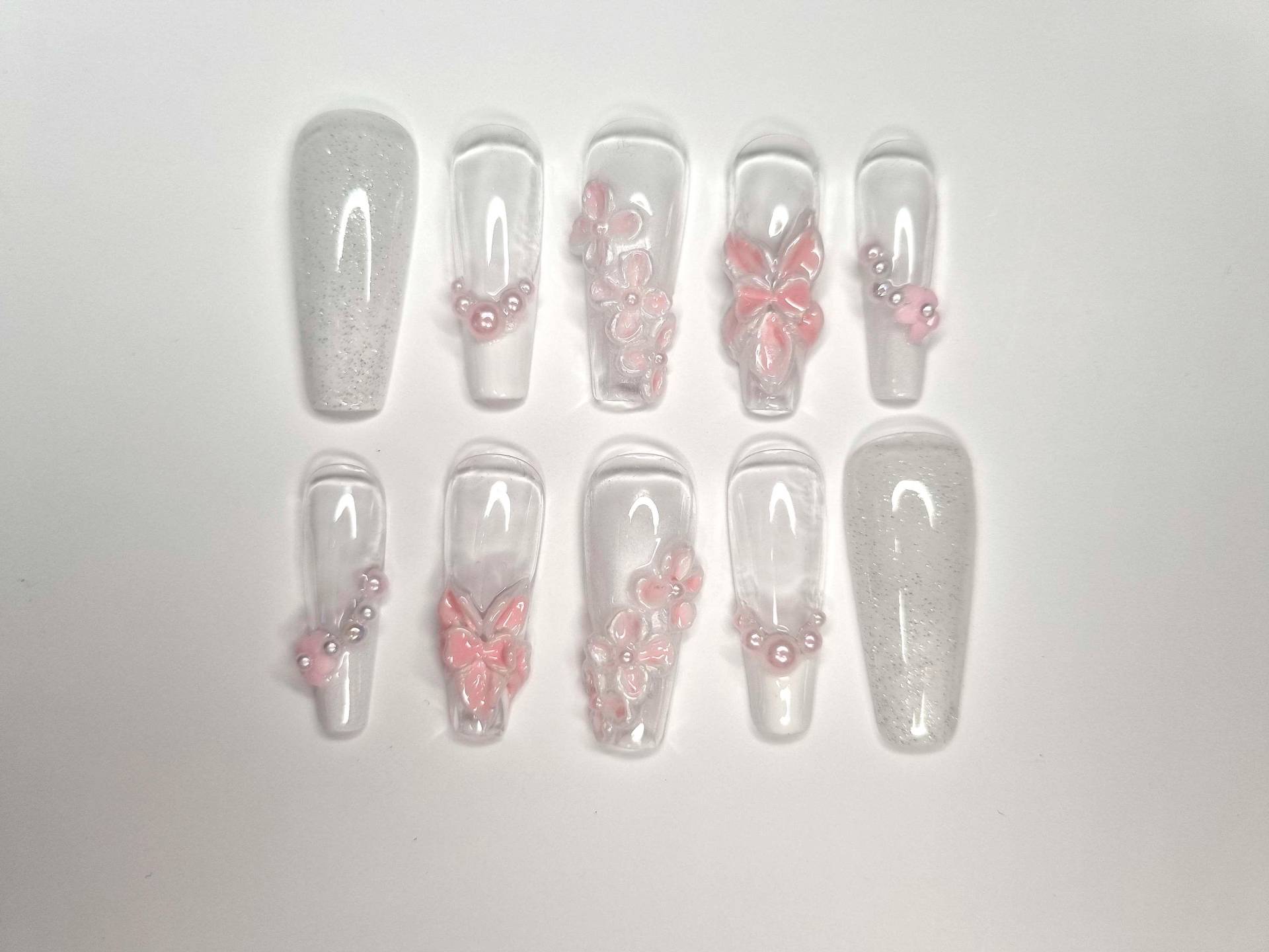 Handgemachte Press-On Nägel | Wiederverwendbare Fake Nails Maßanfertigung Nageldesign Nach Wunsch Rosa Weiß Blumen Handgemachte Press-On Nägel | Wiederverwendbare Fake Nails Maßanfertigung Nageldesign Nach Wunsch Rosa Weiß Blumen von Etsy - KlimBimbySophie