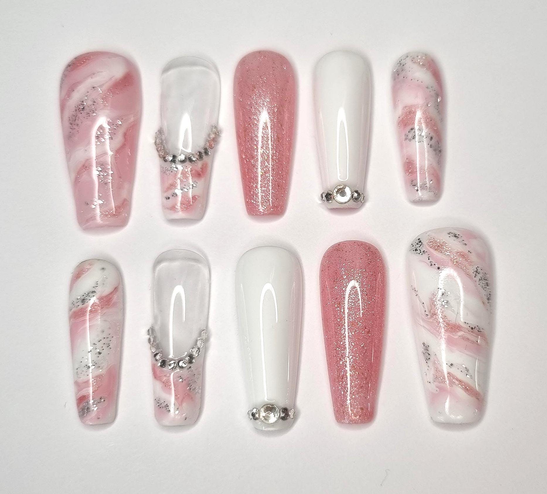 Handgemachte Press-On Nägel | Wiederverwendbare Fake Nails Maßanfertigung Nageldesign Nach Wunsch Rosa Weiß Marmor Handgemachte Press-On Nägel | Wiederverwendbare Fake Nails Maßanfertigung Nageldesign Nach Wunsch Rosa Weiß Marmor von Etsy - KlimBimbySophie