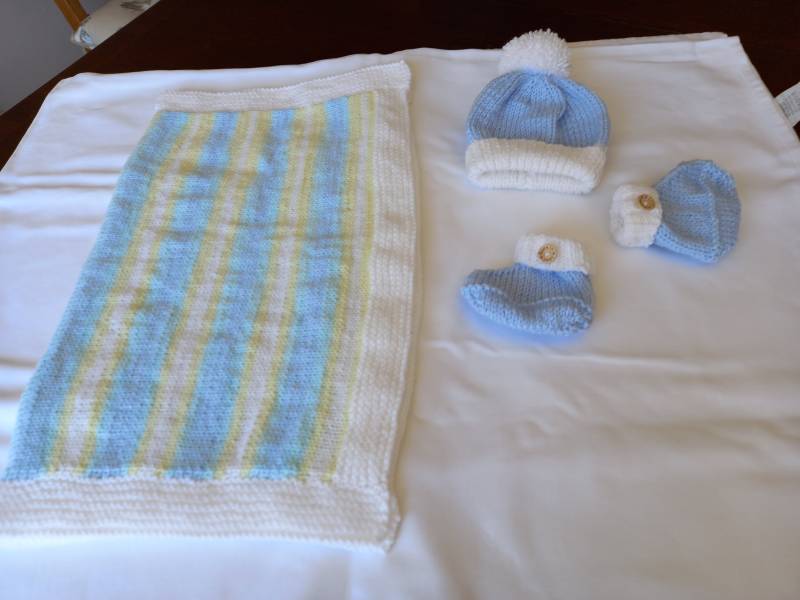 Handgemachtes Baby Set Aus Mütze, Booties Und Kleiner Decke Für Ein Mädchen von Etsy - KnittedForBabiesShop