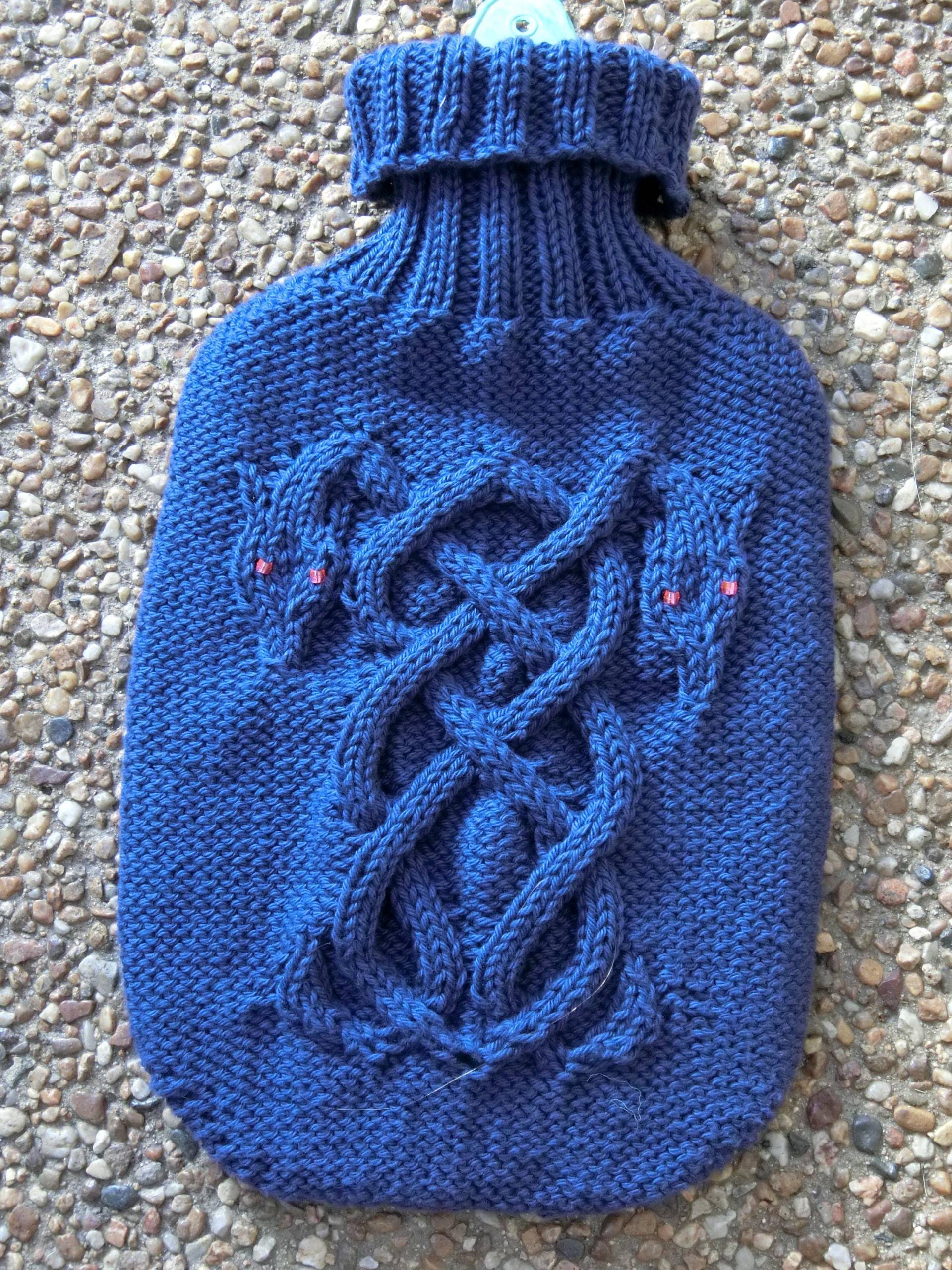 Verdrehte Drachen-Wärmflaschenhülle. Handgestrickt Im Garn Ihrer Wahl Verdrehte Drachen-Wärmflaschenhülle. Handgestrickt Im Garn Ihrer Wahl von Etsy - KnittingNutAU