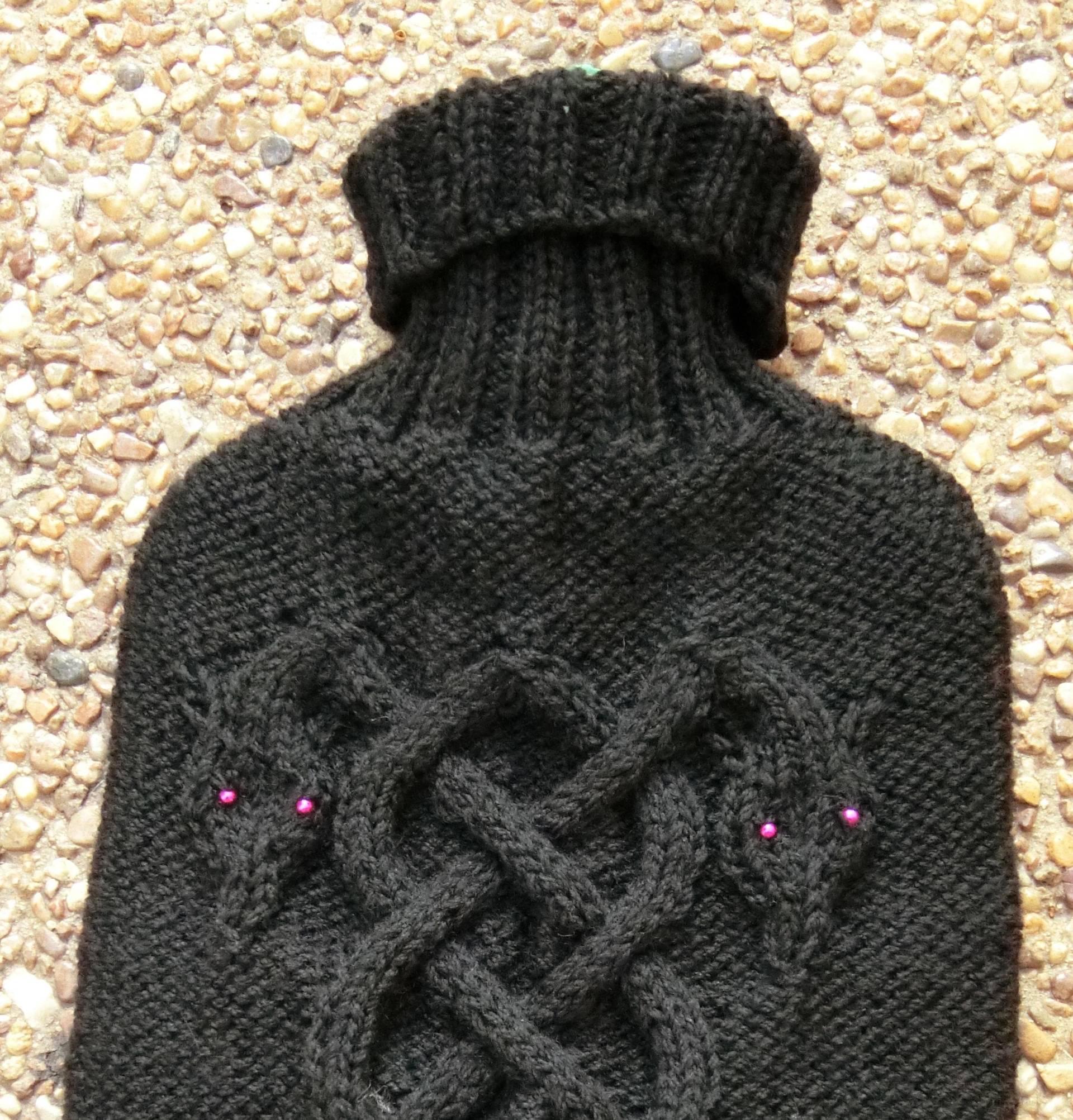 Verdrehte Drachen-Wärmflaschenhülle. Handgestrickt Im Garn Ihrer Wahl Verdrehte Drachen-Wärmflaschenhülle. Handgestrickt Im Garn Ihrer Wahl von Etsy - KnittingNutAU