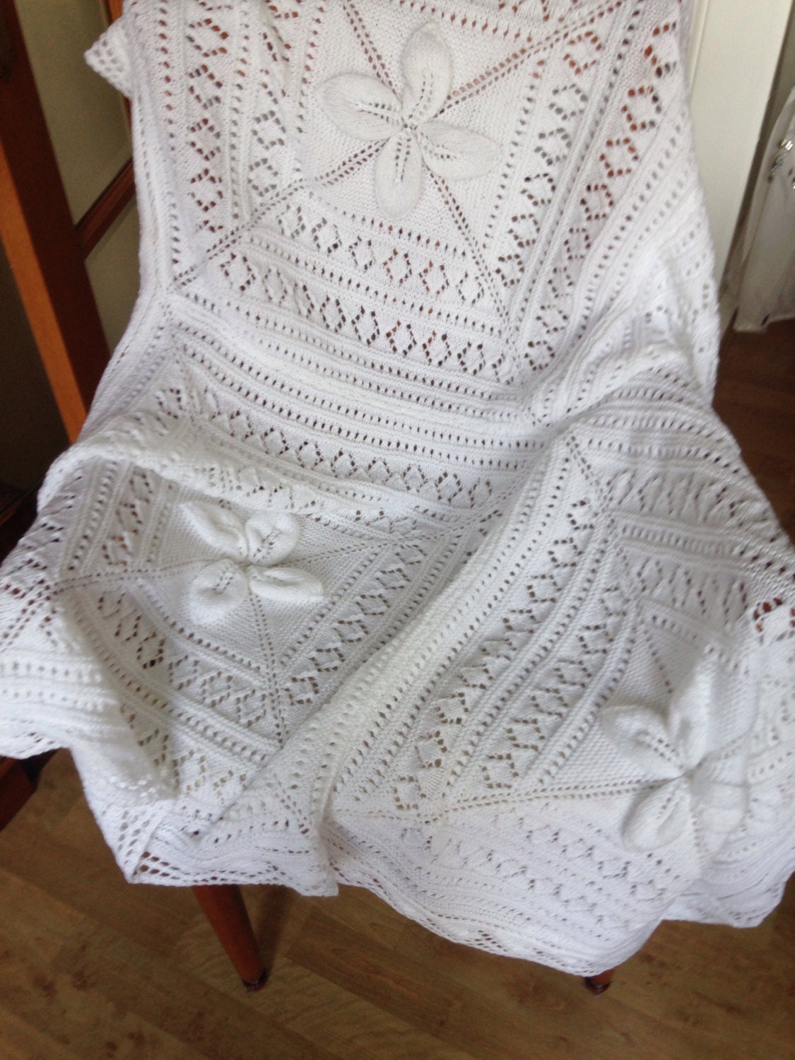 Handgestrickter Tauf-/Widmungsschal Für Babys von Etsy - KnitwithLovebyAlison