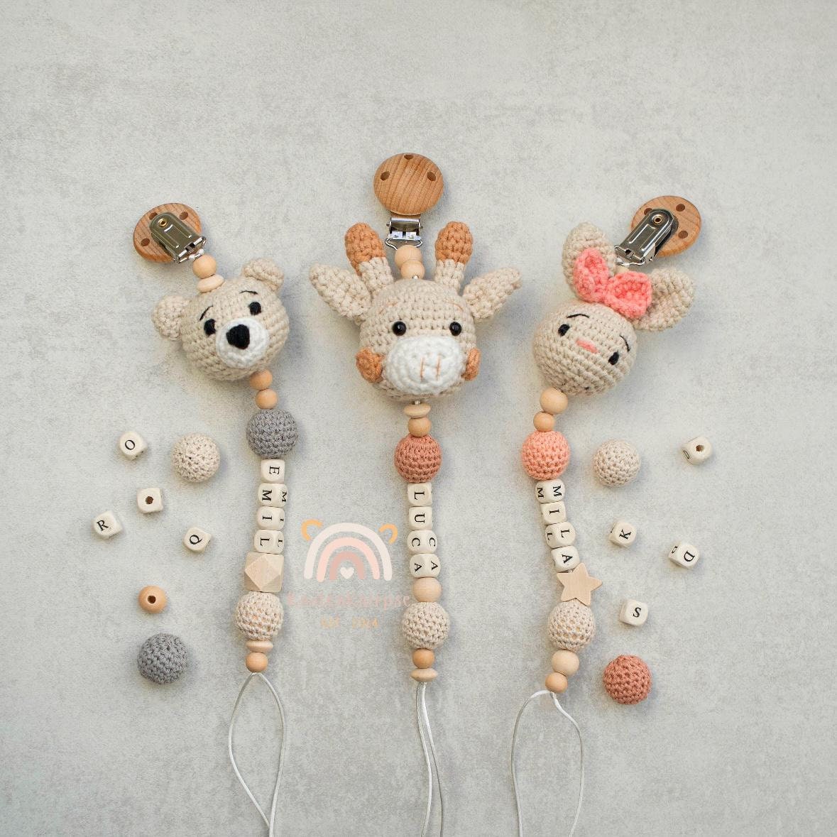 Personalisierbare Schnullerkette Mit Häkeltier - Handgemachte Schnullerhalter Aus Holz Und Baumwolle Geschenk Zur Geburt Babyspielzeug Personalisierbare Schnullerkette Mit Häkeltier - Handgemachte Schnullerhalter Aus Holz Und Baumwolle Geschenk Zur Geburt Babyspielzeug von Etsy - KnotenKnirpse