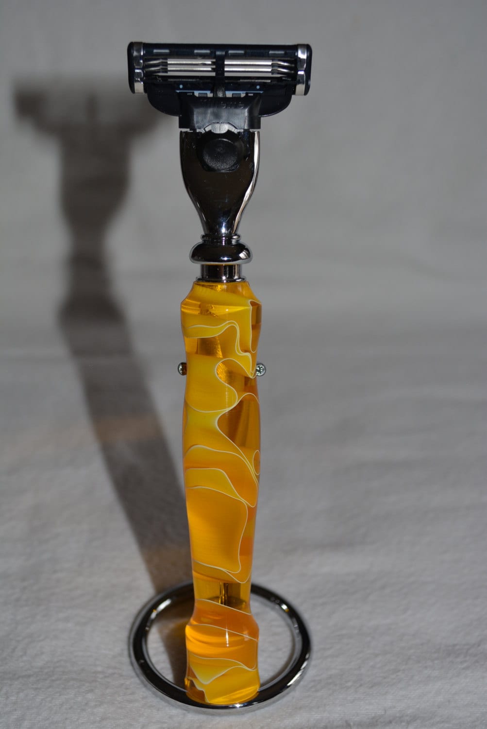 Handgemachte Rock & Roll Serie Entwerfer Razor "Yellow Submarine" von Etsy - Knotsinyourhead