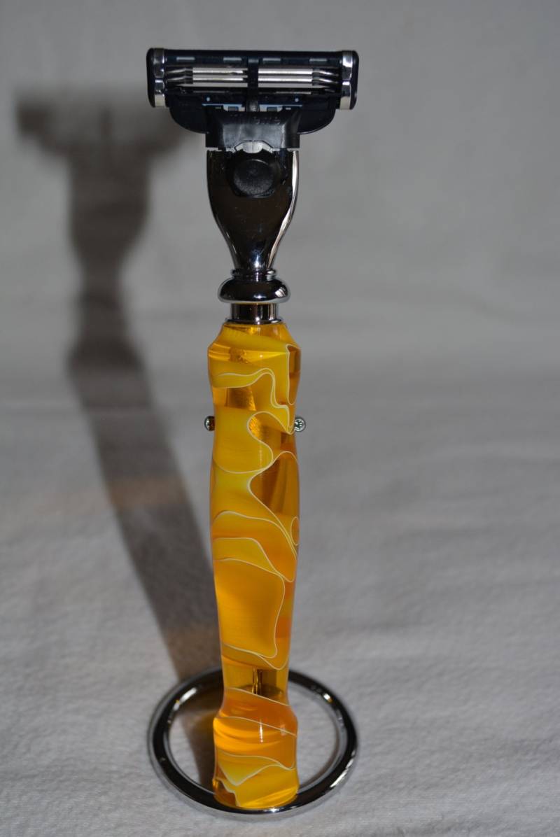 Handgemachte Rock & Roll Serie Entwerfer Razor "Yellow Submarine" von Etsy - Knotsinyourhead