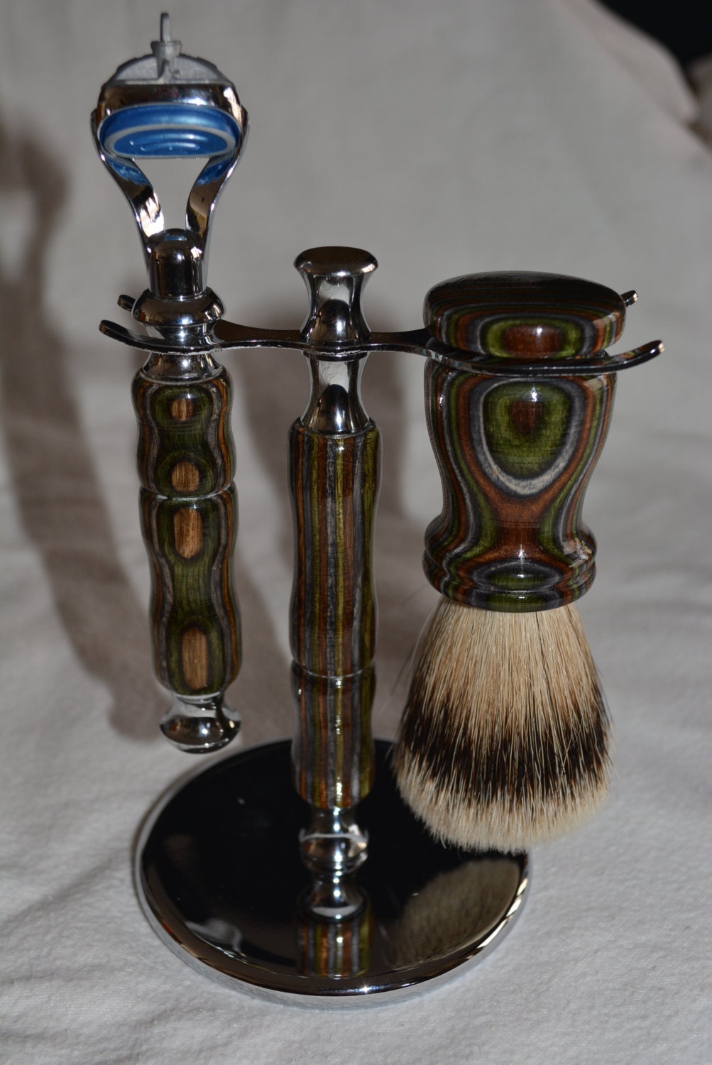 Wunderschönes 3-Teiliges Fusion Rasierset Holz/Chrom Rasierer/Pinsel/ständer Wunderschönes 3-Teiliges Fusion Rasierset Holz/Chrom Rasierer/Pinsel/ständer von Etsy - Knotsinyourhead