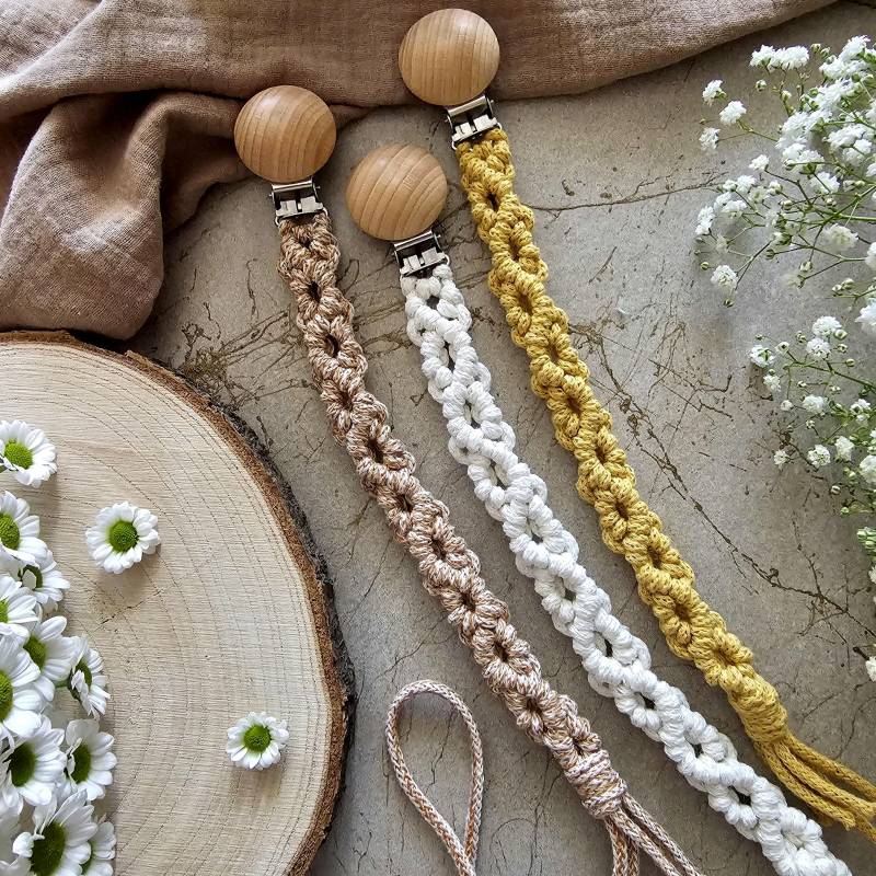 Makramee Schnullerkette Arlo || Boho Baby Geschenkidee Geburt Shower Party von Etsy - KnottaholicCrafts