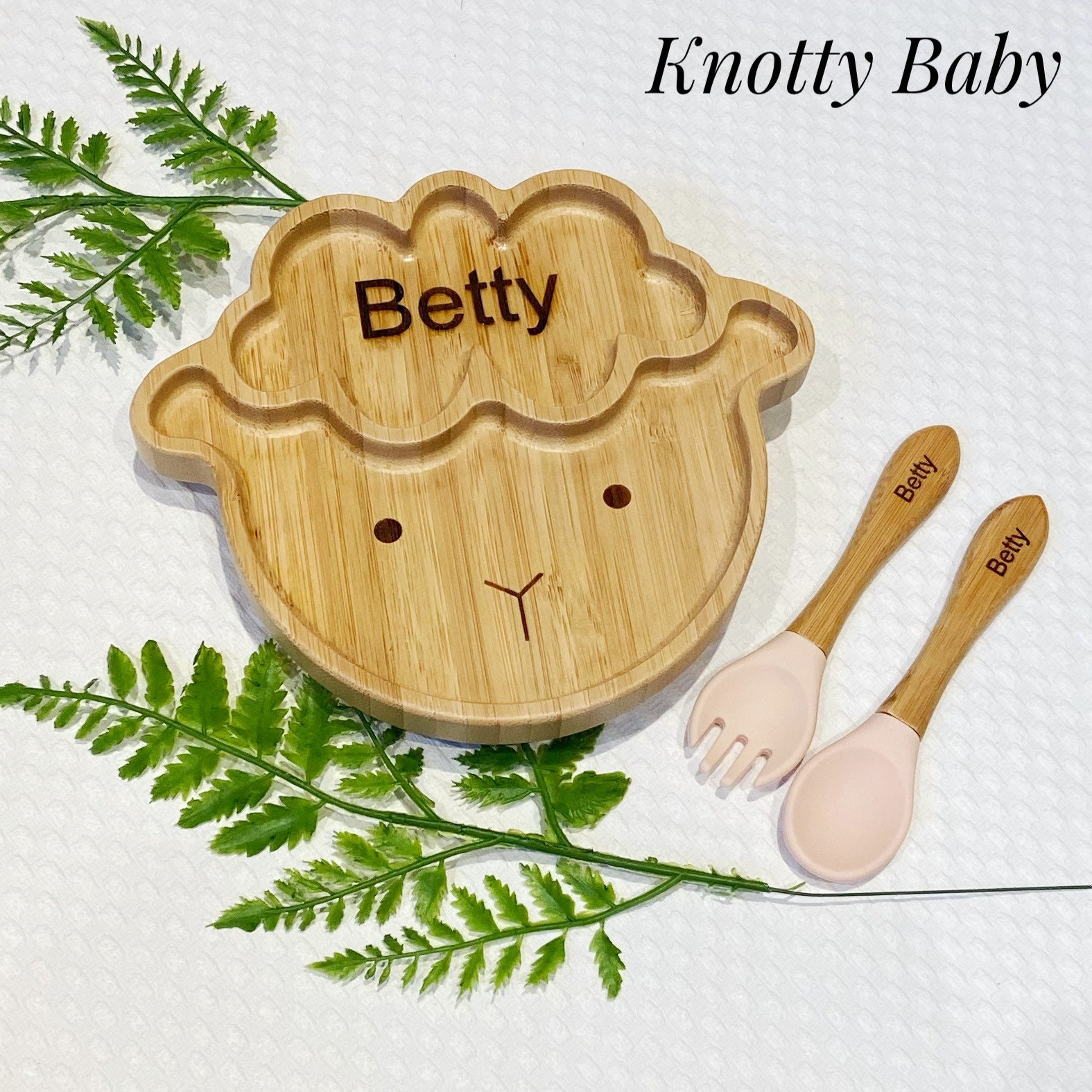 Rosa Personalisierte Laser Gravierte Bambusschaf Baby Teller Set Mit Silikon-Sauger, Löffel Und Gabel, Geschenk, Trainingsteller, Ostern Rosa Personalisierte Laser Gravierte Bambusschaf Baby Teller Set Mit Silikon-Sauger, Löffel Und Gabel, Geschenk, Trainingsteller, Ostern von Etsy - KnottybabyCrafts