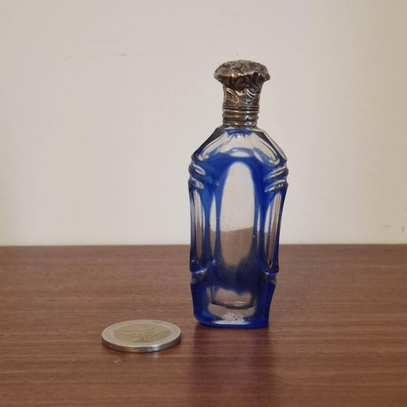 Antike Kobaltblaue Parfümflasche - Miniatur Sammlerstück Unikat Antike Kobaltblaue Parfümflasche - Miniatur Sammlerstück Unikat von Etsy - KobraFinds
