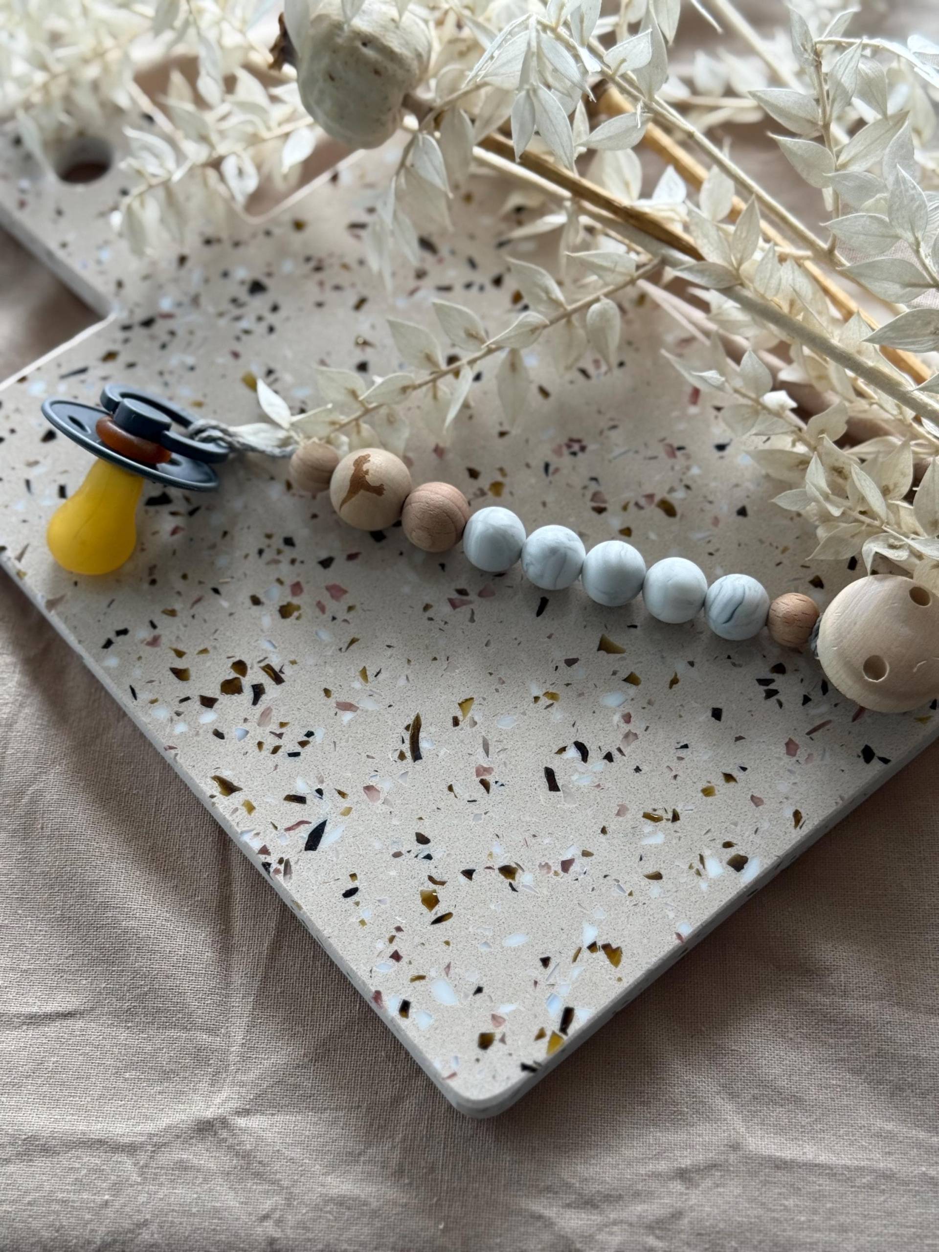Schnullerkette Mit Dino-Motiv | Marmoroptik Unisex Für Überraschungsbabies von Etsy - KokoloresKinderkrams