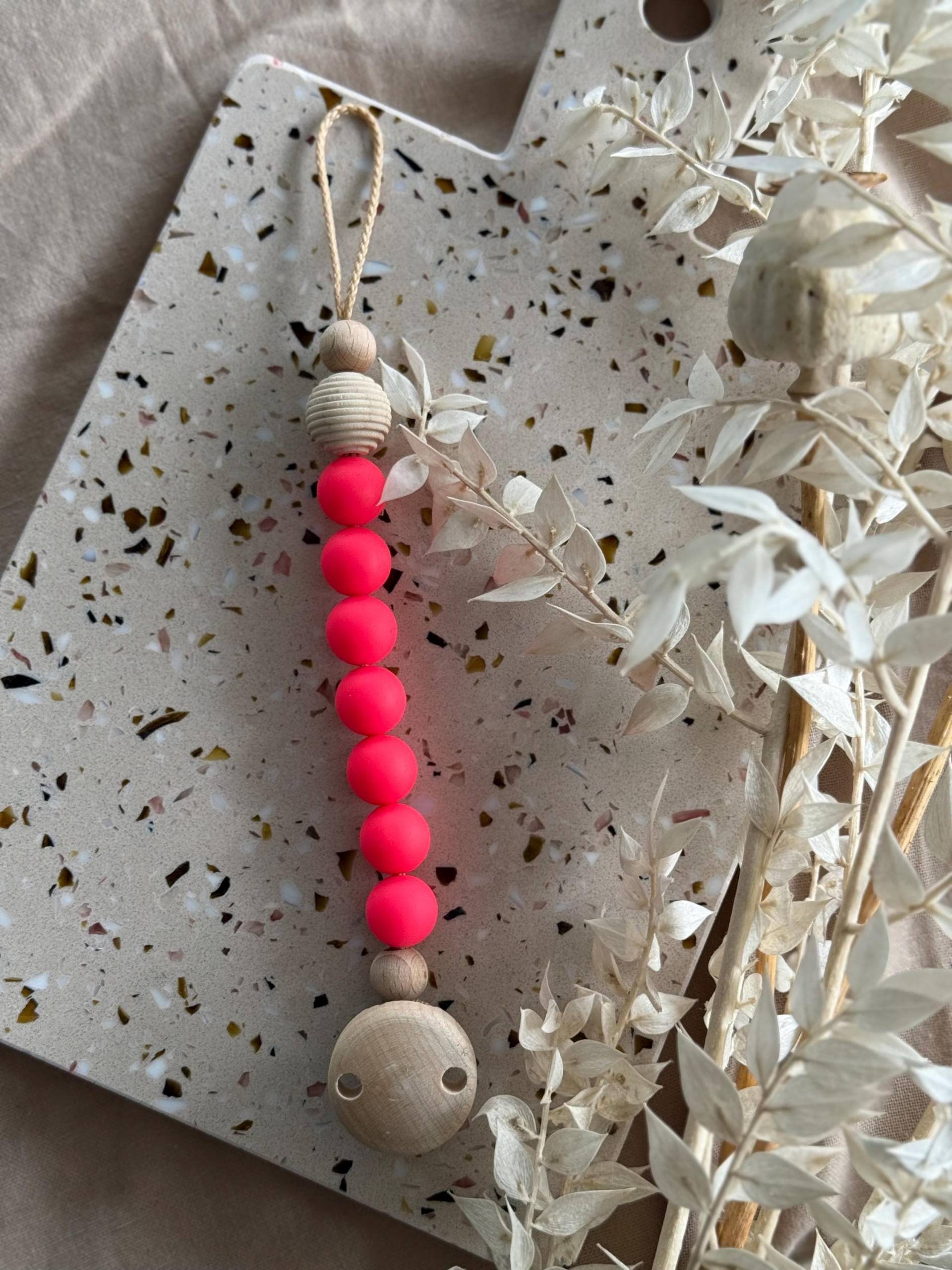 Schnullerkette Neon Pink Mit Geriffelter Holzperle - Für Kleine Trendsetterinnen von Etsy - KokoloresKinderkrams