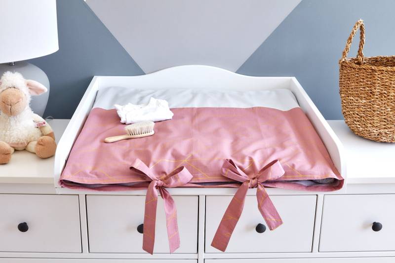 Kraftkids Bezug Für Wickeltischauflage Goldene Linien Auf Rosa von Etsy - KraftKidsShop
