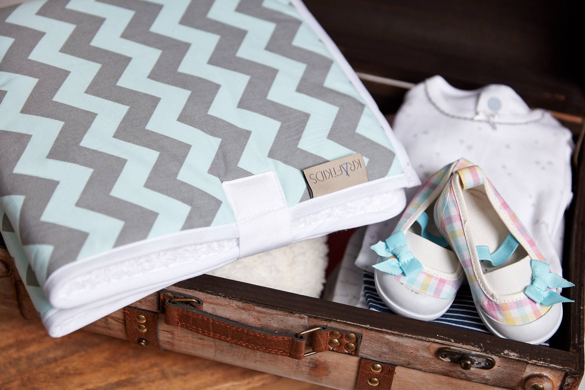Kraftkids Reisewickelunterlage Chevron Hellgrau Und Mint von Etsy - KraftKidsShop
