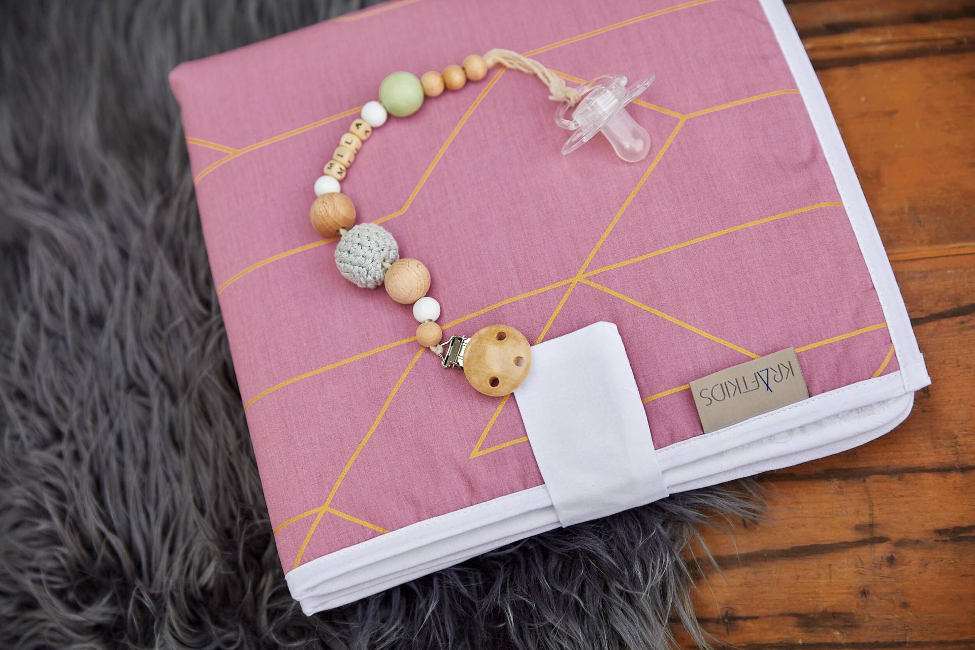 Kraftkids Reisewickelunterlage Goldene Linien Auf Rosa von Etsy - KraftKidsShop