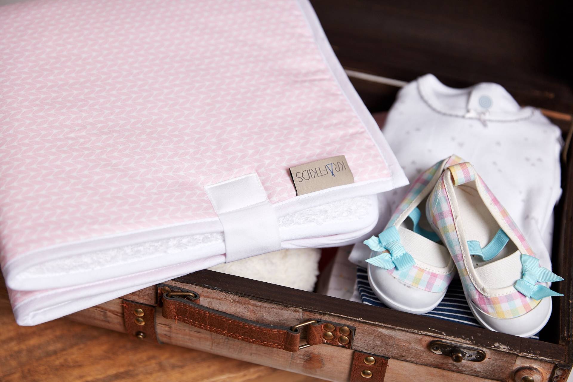 Kraftkids Reisewickelunterlage Kleine Blätter Rosa Auf Weiß von Etsy - KraftKidsShop