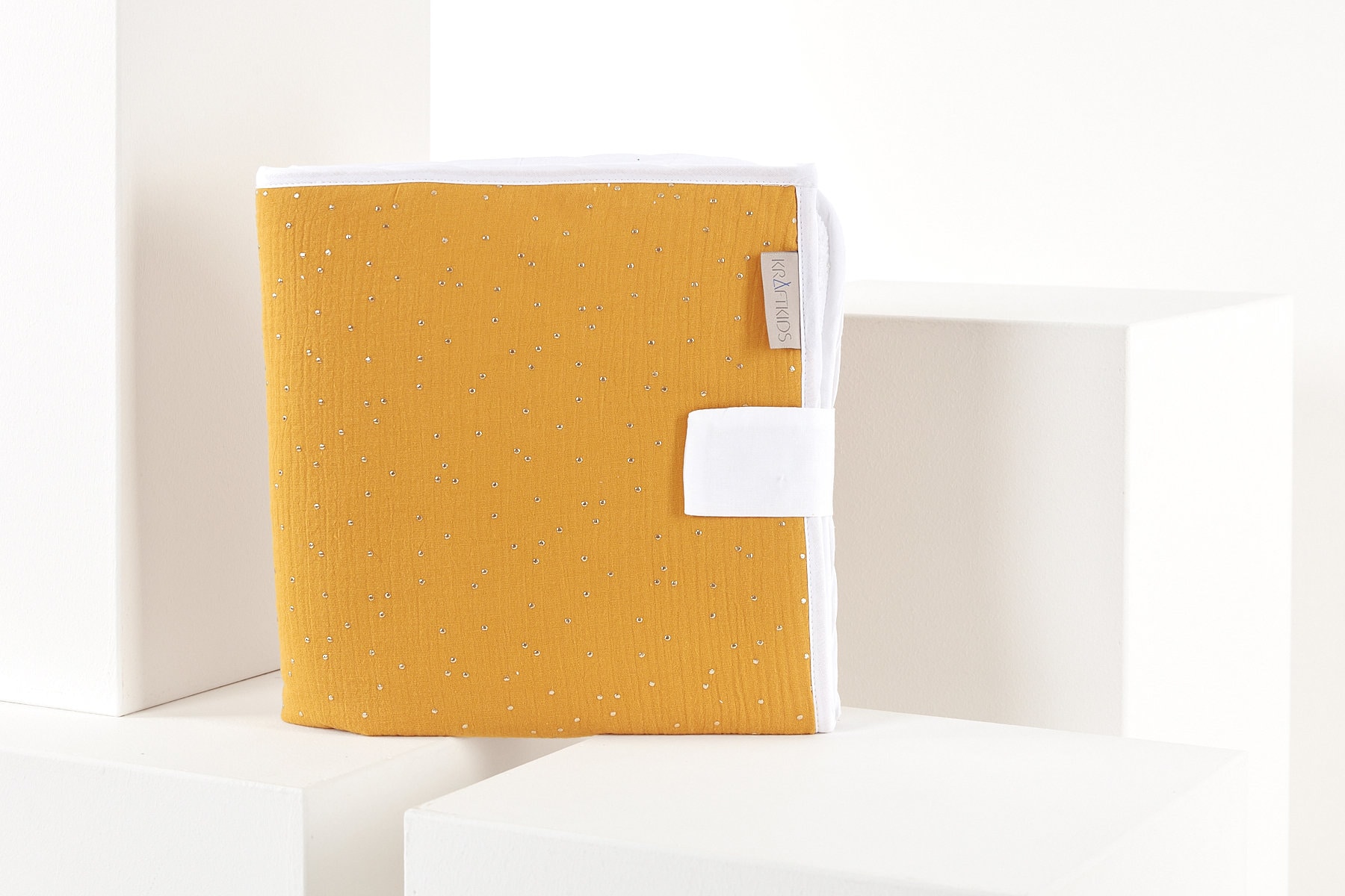 Kraftkids Reisewickelunterlage Musselin Goldene Punkte Auf Gelb von Etsy - KraftKidsShop
