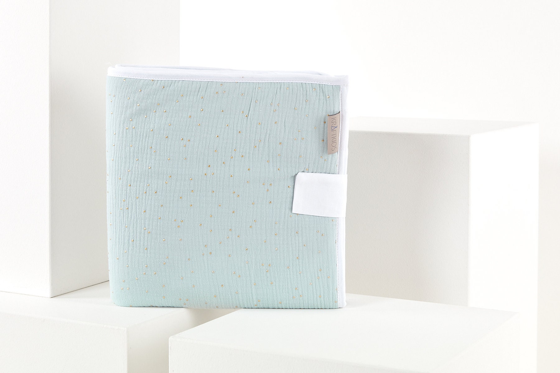 Kraftkids Reisewickelunterlage Musselin Goldene Punkte Auf Grün von Etsy - KraftKidsShop