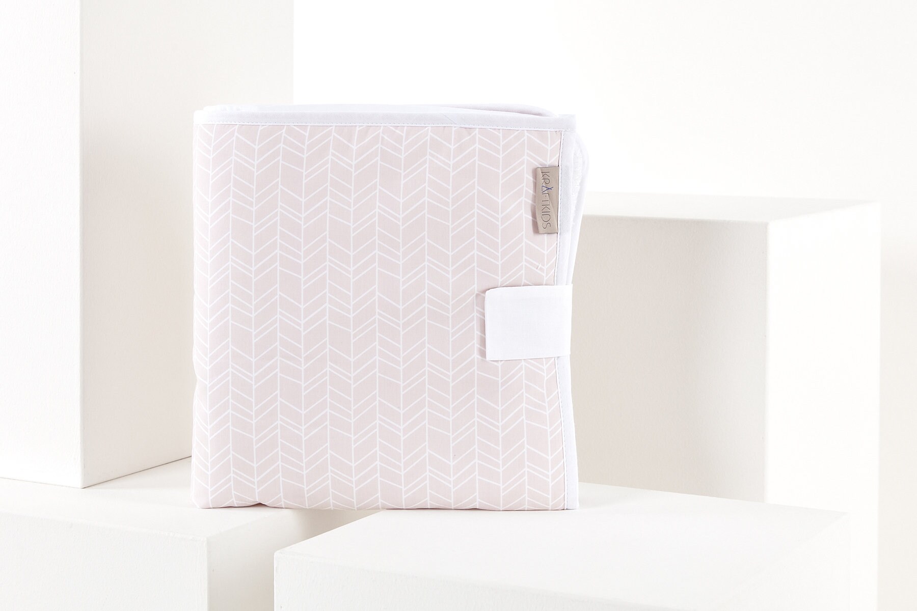 Kraftkids Reisewickelunterlage Weiße Feder Muster Auf Rosa von Etsy - KraftKidsShop