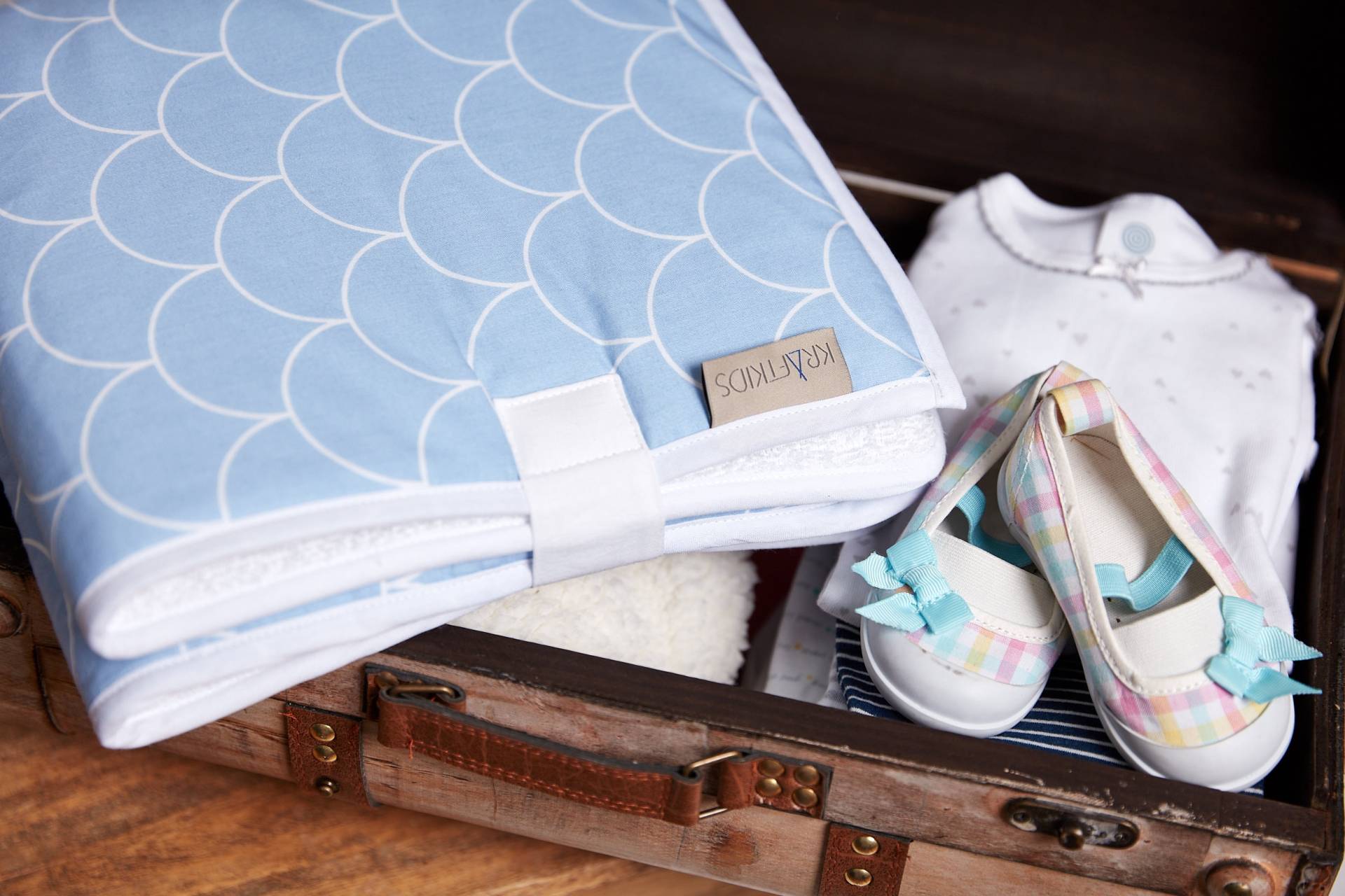Kraftkids Reisewickelunterlage Weiße Halbkreise Auf Pastelblau von Etsy - KraftKidsShop