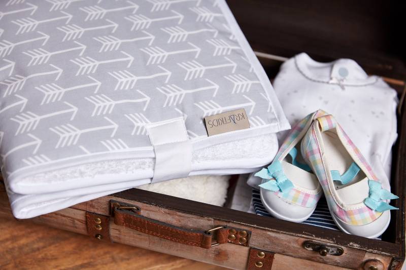 Kraftkids Reisewickelunterlage Weiße Pfeile Auf Grau von Etsy - KraftKidsShop