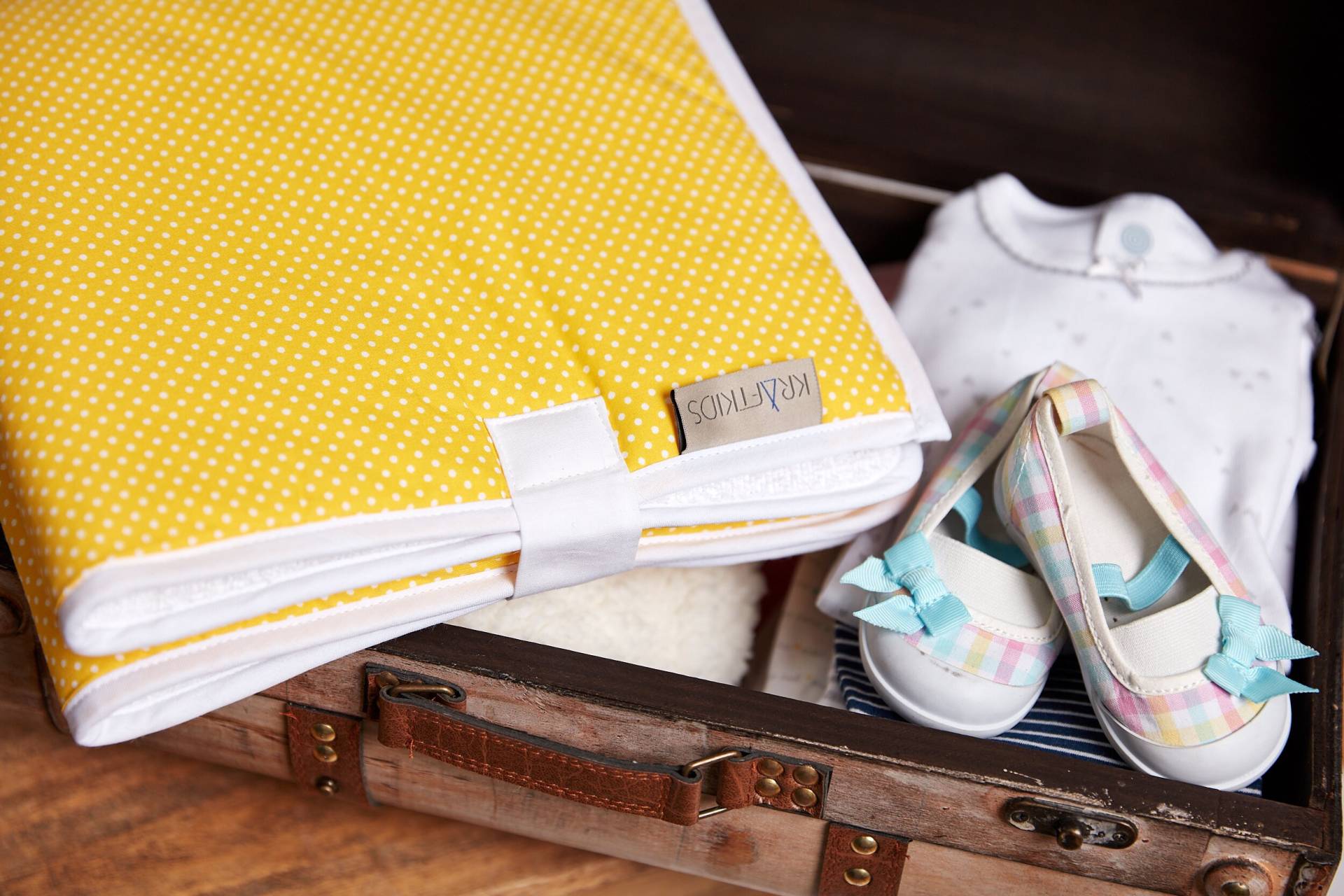 Kraftkids Reisewickelunterlage Weiße Punkte Auf Gelb von Etsy - KraftKidsShop