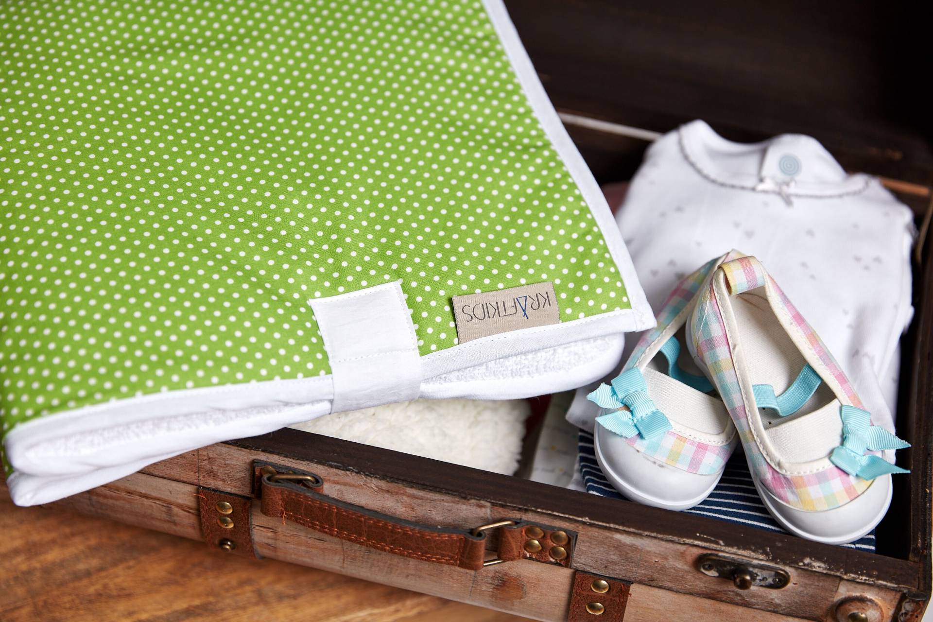 Kraftkids Reisewickelunterlage Weiße Punkte Auf Grün von Etsy - KraftKidsShop