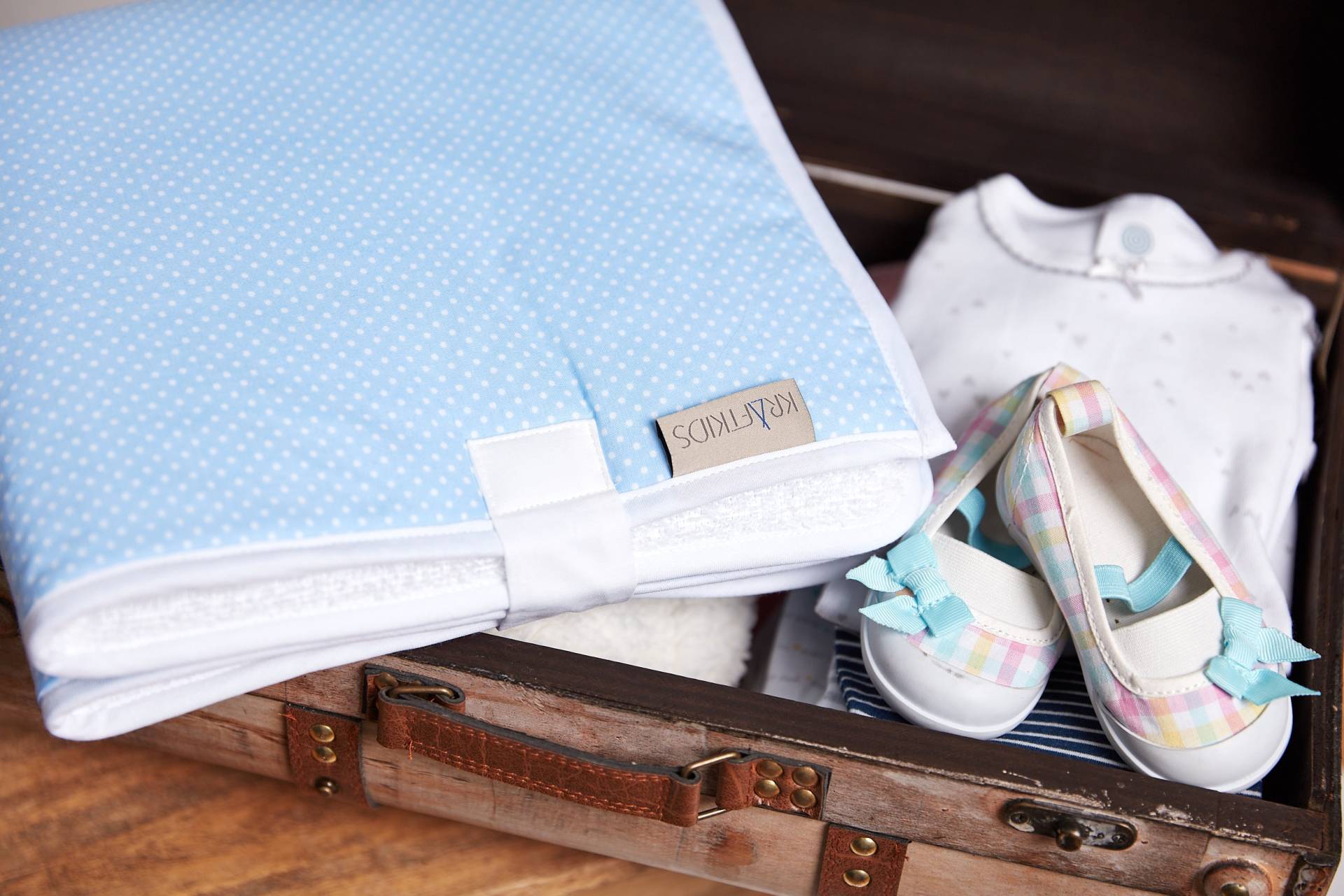 Kraftkids Reisewickelunterlage Weiße Punkte Auf Hellblau von Etsy - KraftKidsShop